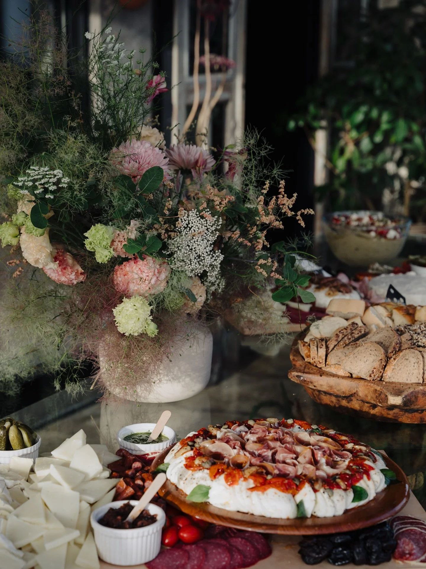 For this special wedding at @mona_athens we found the perfect balance between ikebana-inspired and fluffy florals, all complementing the venue’s refined aesthetic.
•
•
•
#eikoflowers #eikoflowerstudio