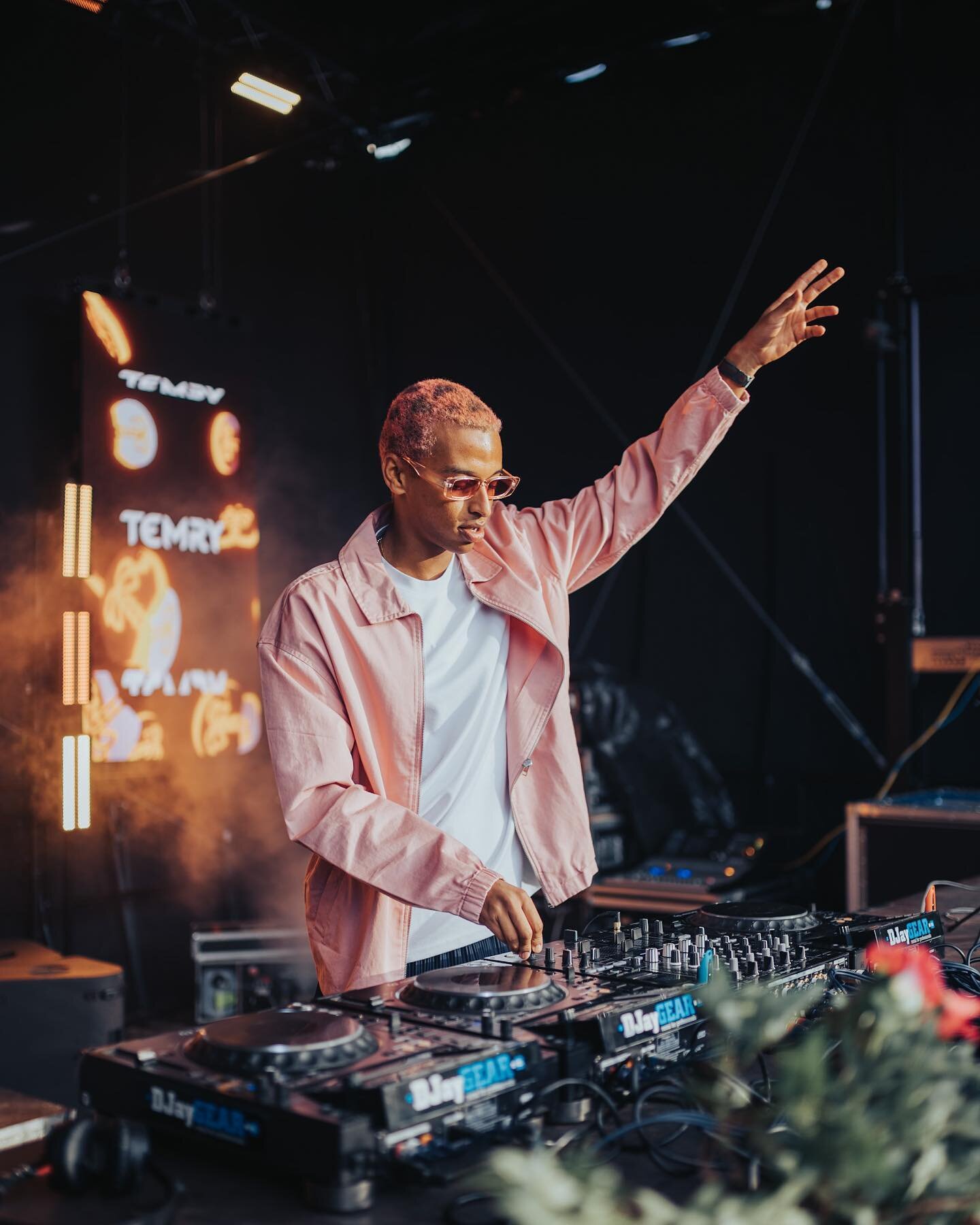 🎤 IN DA ZONE 🎧
Unsere Acts haben die letzten 2 Wochenenden Alles gegeben und unglaubliche Momente geschaffen, Danke an alle K&uuml;nstlerinnen und K&uuml;nstler des Strabi Open Air 2022. 💖
-
📸 @fotocsoeldner @n.jjay @johannes.may.127