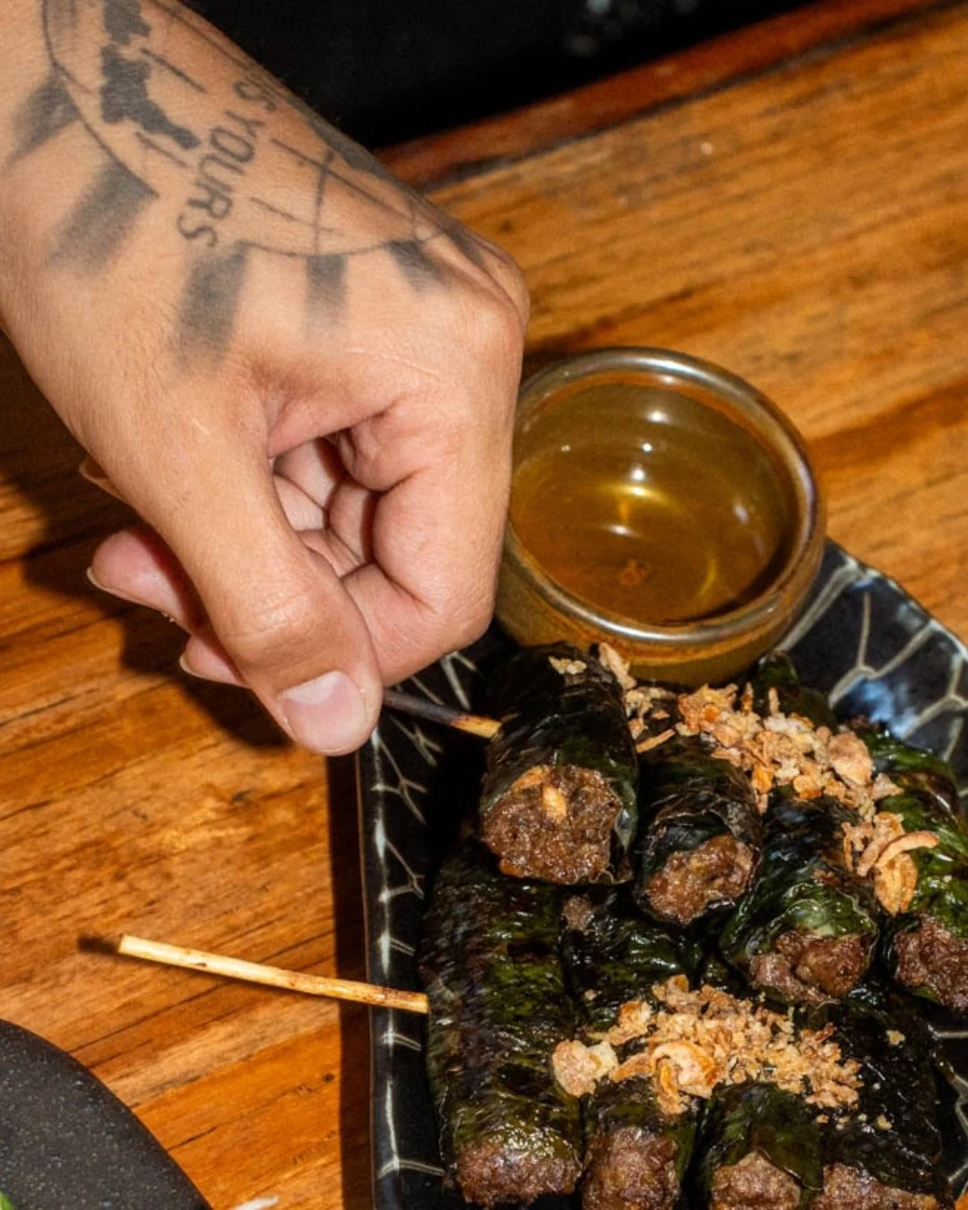 Wrapped betal leaf beef skewers! Find them in the streets of Vietnam and you can also enjoy them with us 😍