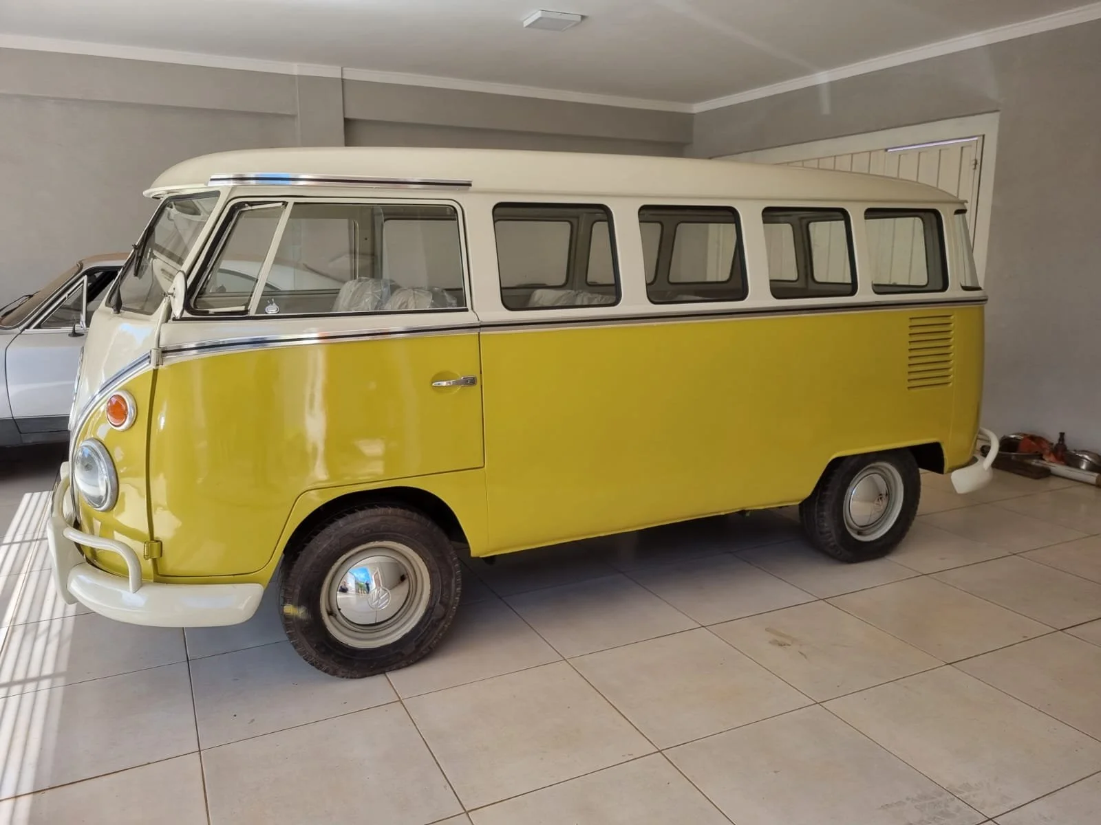 T1 split window bus 1975 — Brazilian Classic Cars