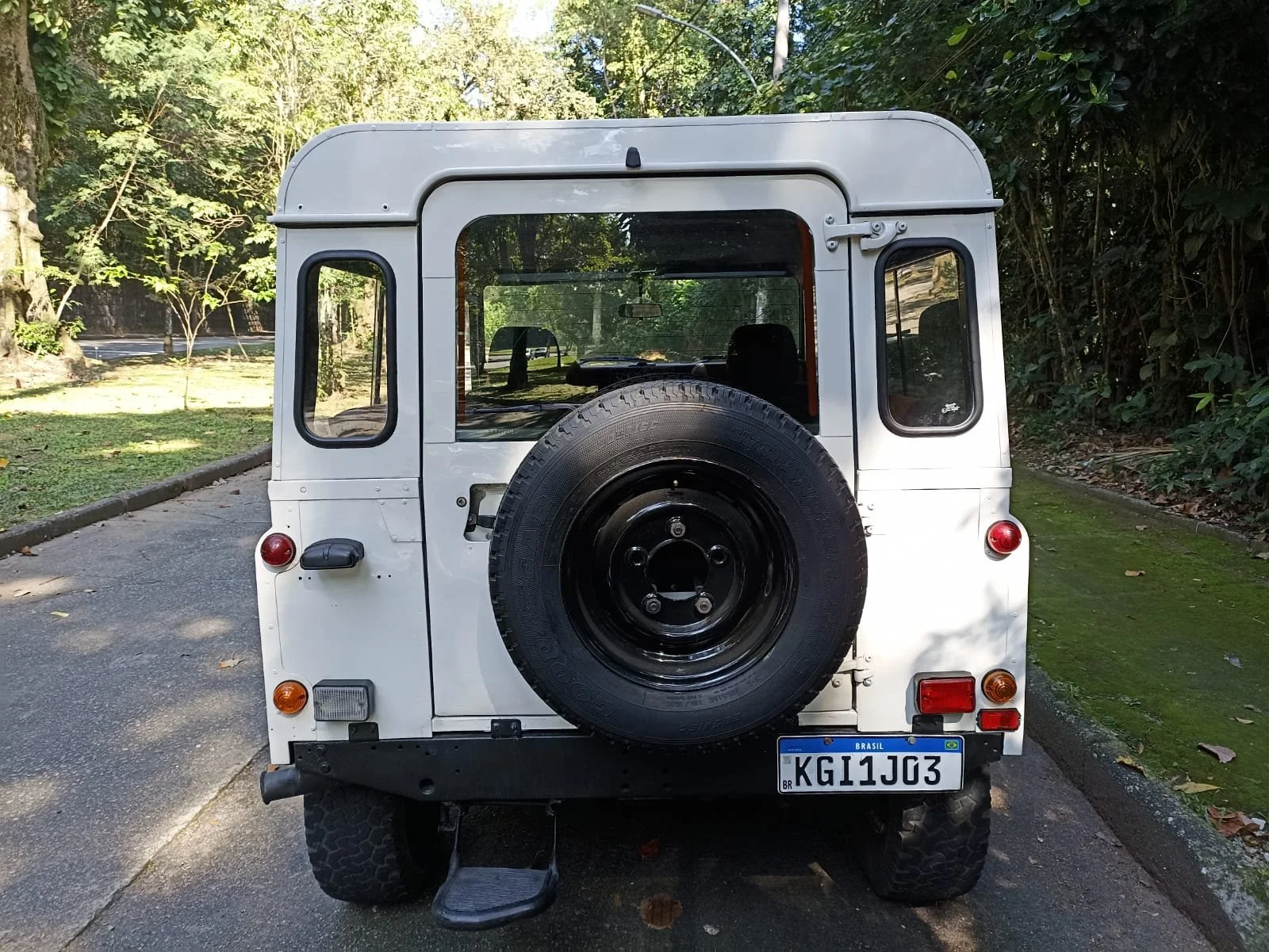 Land Rover 1996 Rear Land Rover 1996 — Brazilian Classic Cars