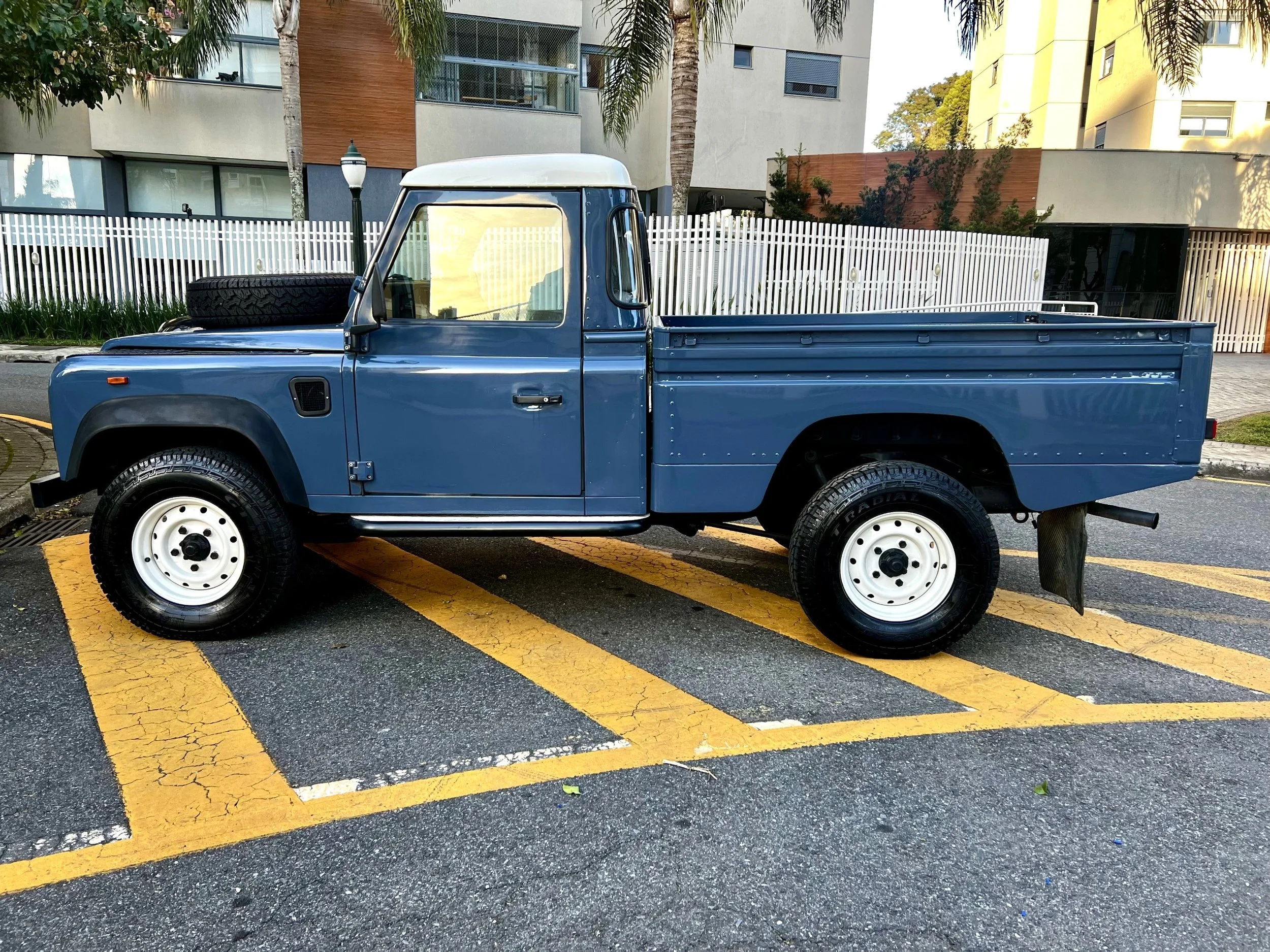 Defender Hcpu Rear View Land Rover Defender 110 HCPU 1997 — Brazilian Classic Cars