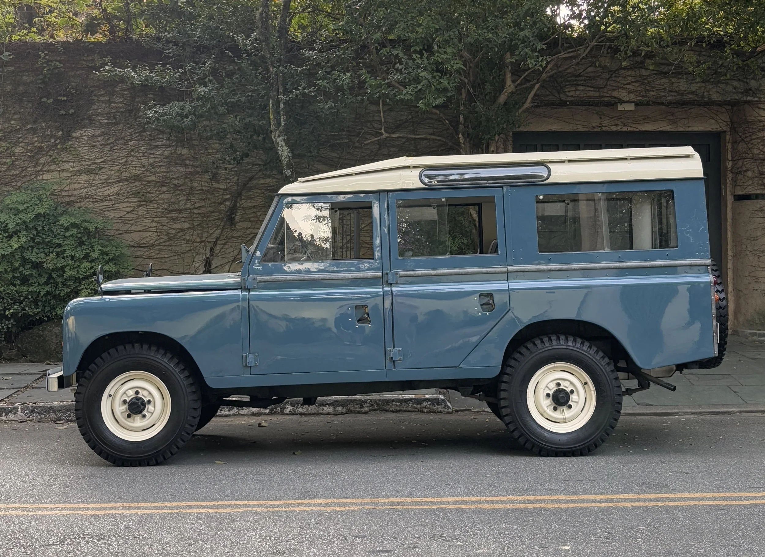 Land Rover Defender Santana 1982 — Brazilian Classic Cars