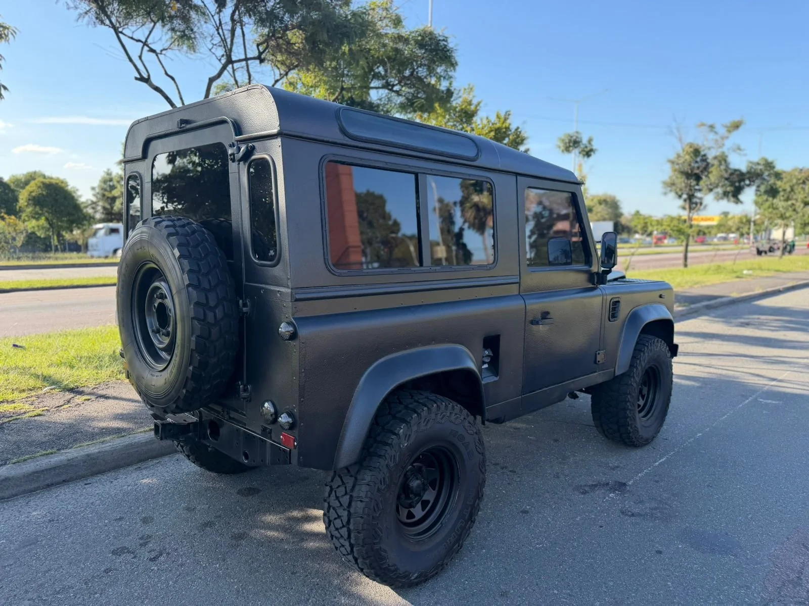 Land Rover Defender 90, fully revised, new tires, AC, new painting ...