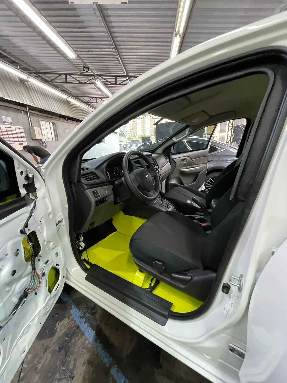Armored level B6 Mitsubishi L200 (40).jpeg