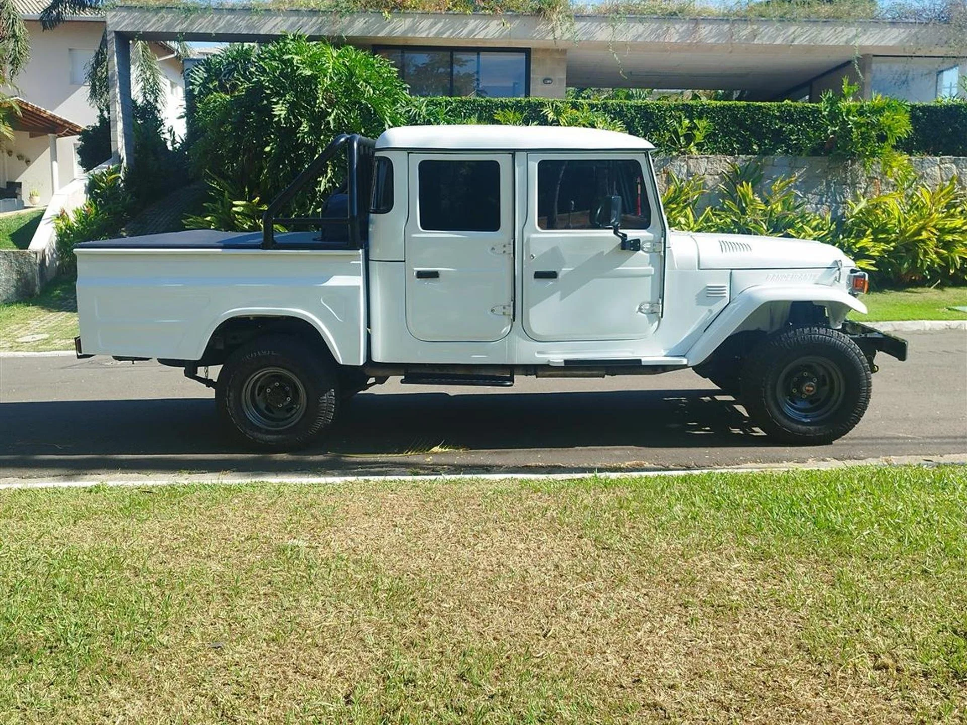 toyota 4 doors pick up_2.jpg
