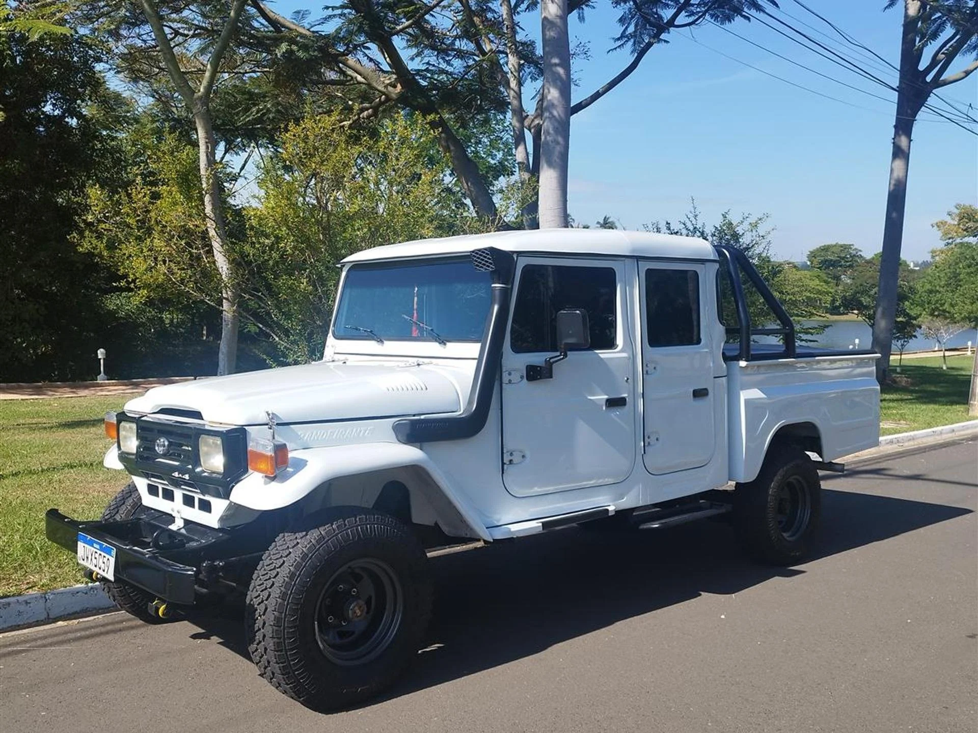 toyota 4 doors pick up_1.jpg