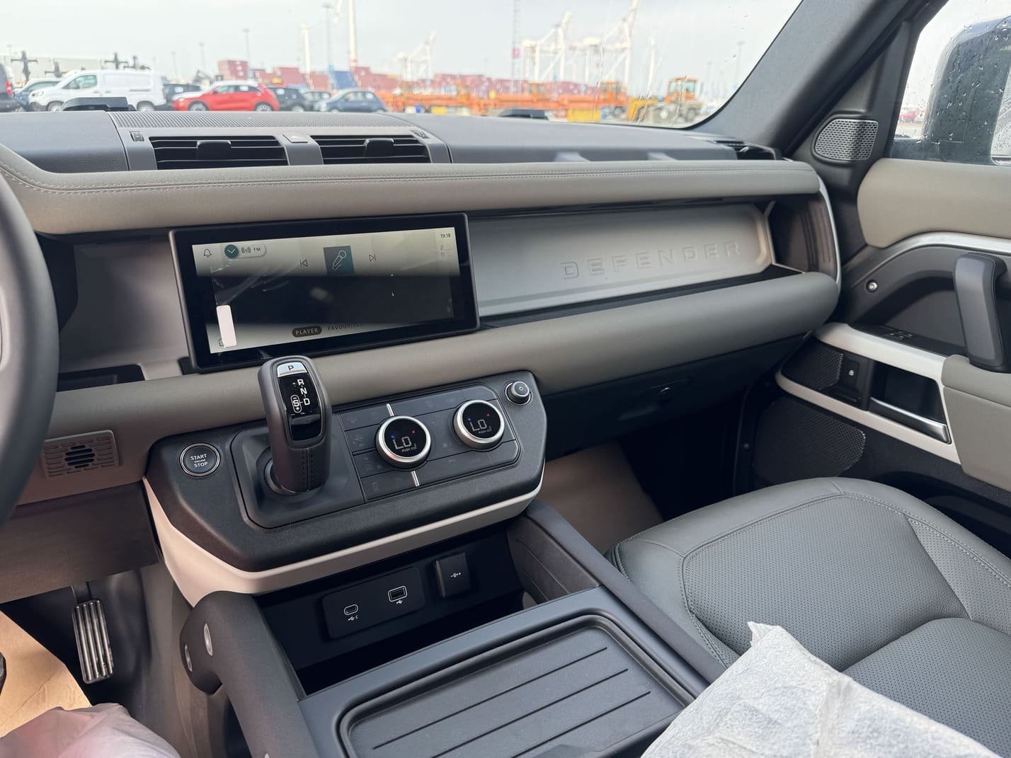 Land Rover Defender 110 armored bullet proof B6 for sale_11.jpg