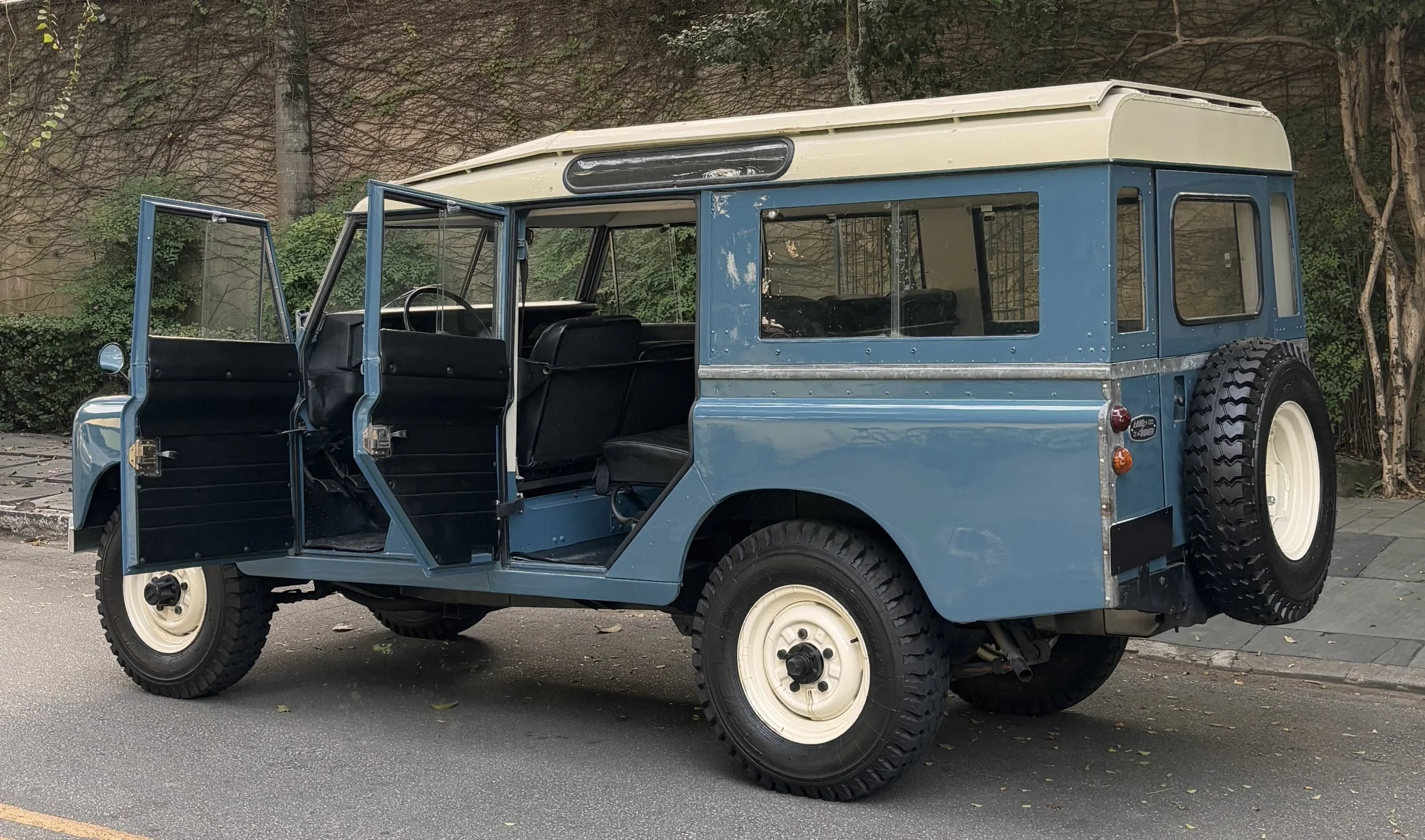 Land Rover Defender Santana 1982 — Brazilian Classic Cars