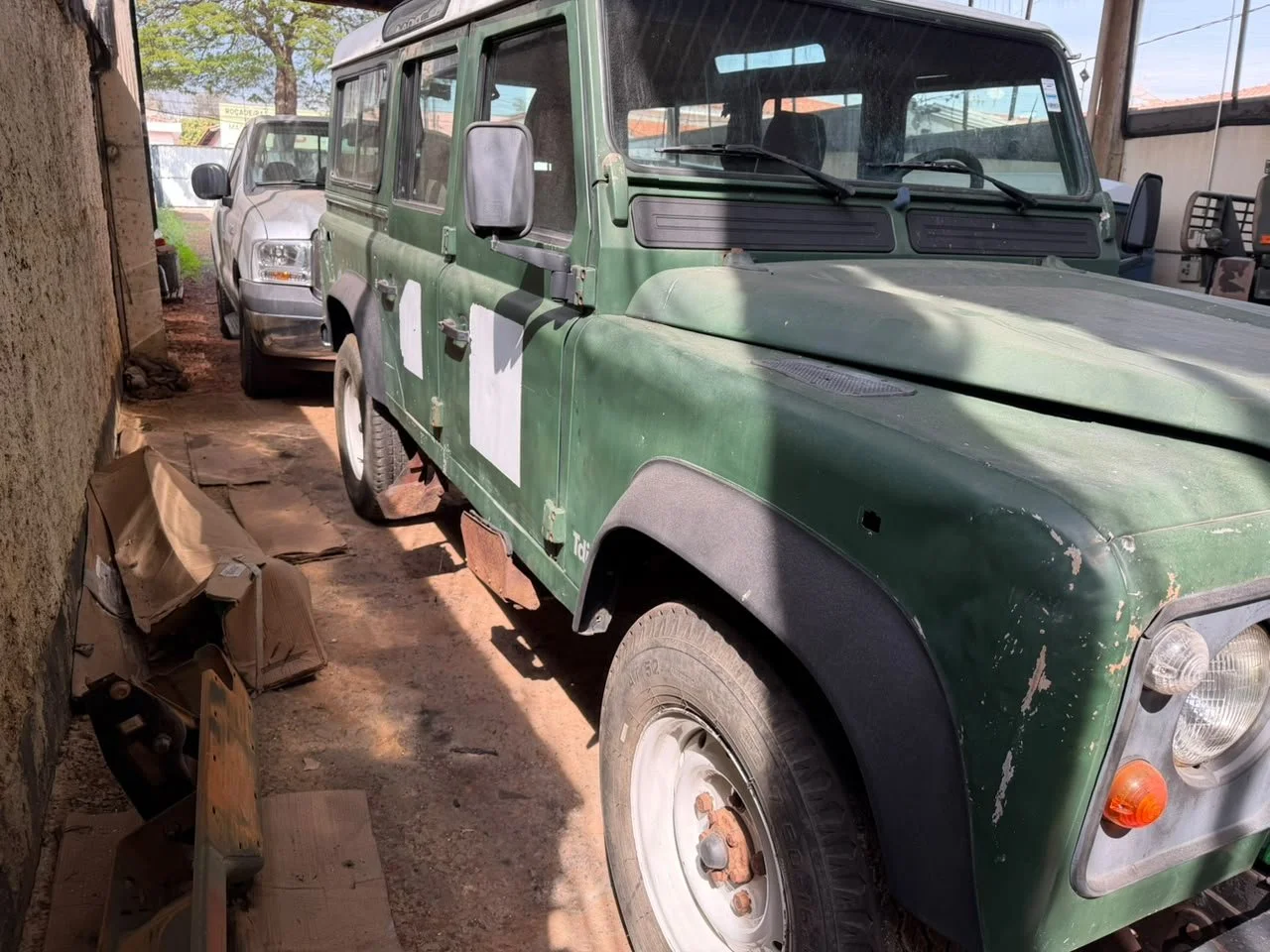 land rover defender (1).jpeg