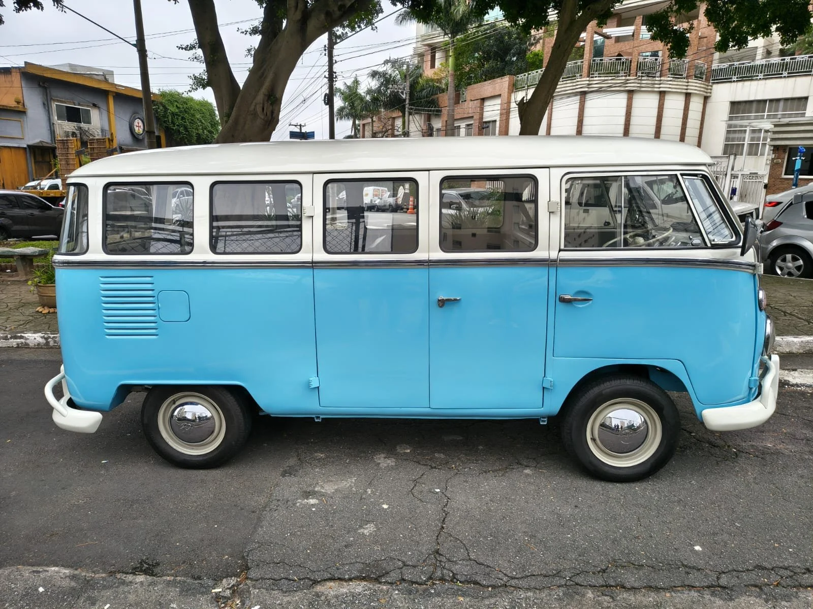 Volkswagen Split Window bus two tone color for sale (30).jpeg
