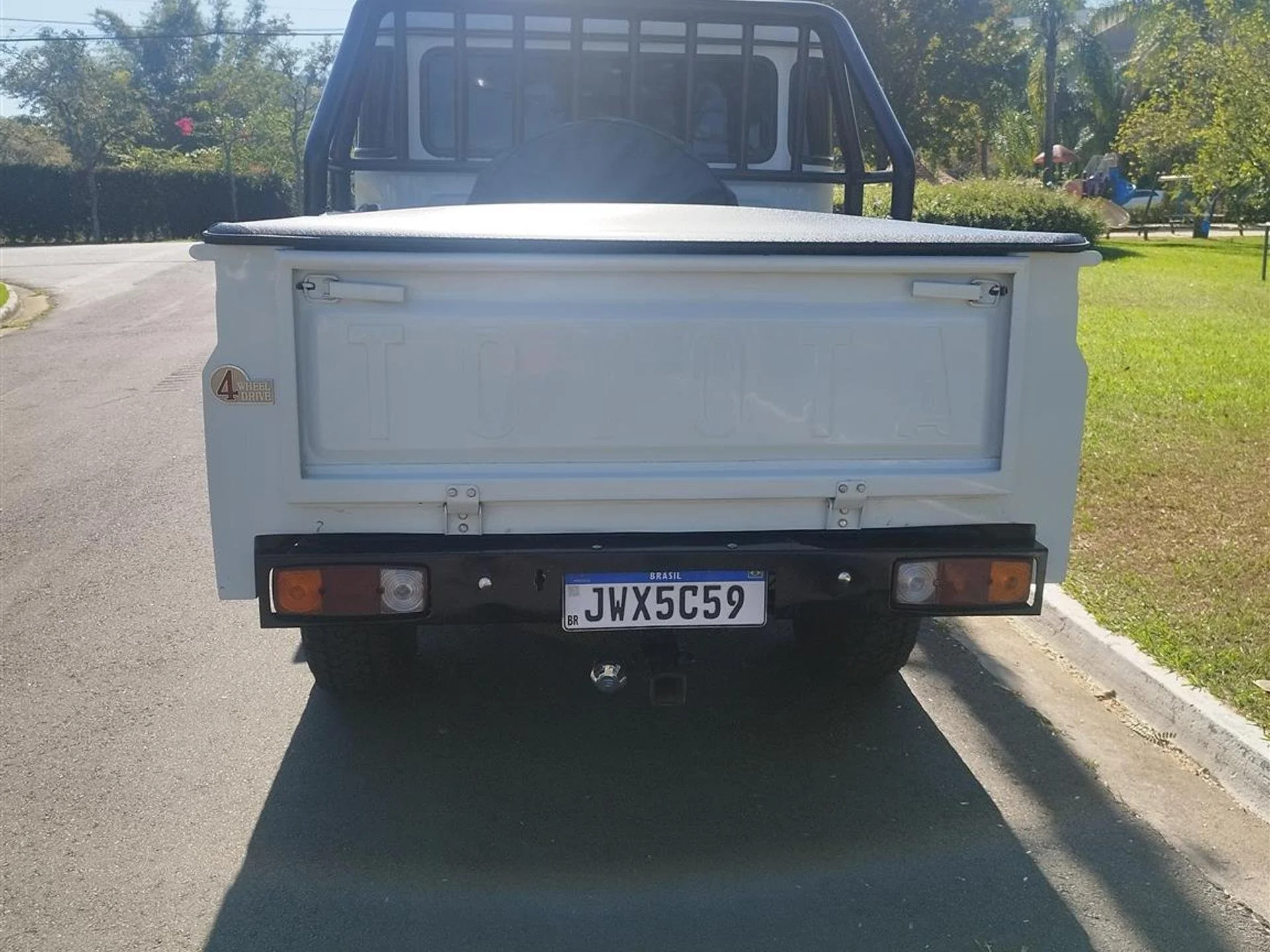 toyota 4 doors pick up_3.jpg
