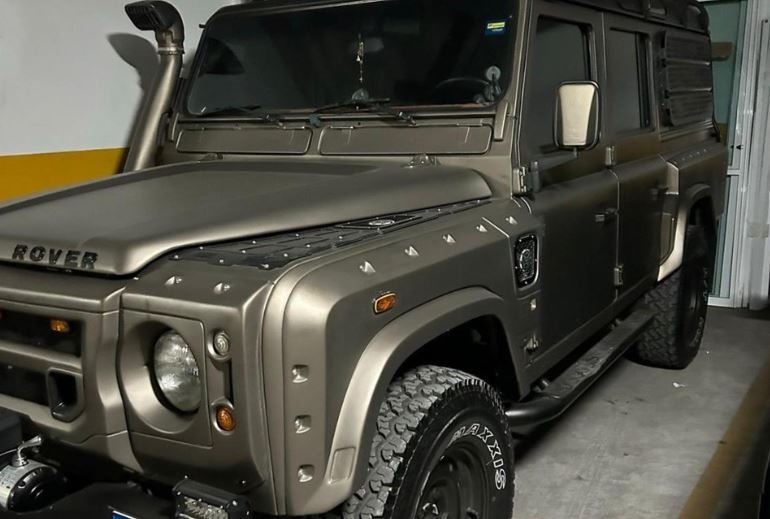Land rover defender 110.JPG