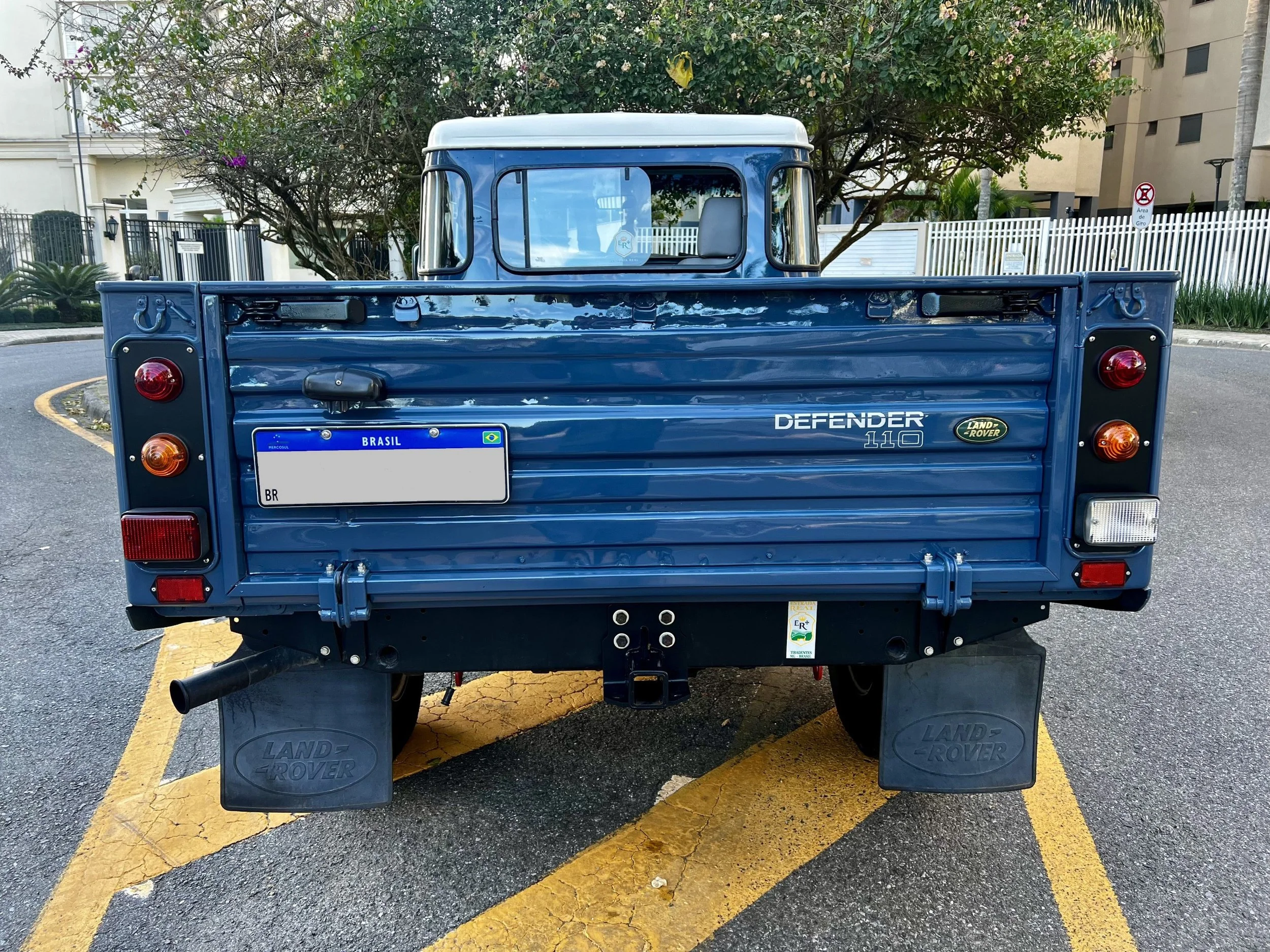 Defender Hcpu Rear View Land Rover Defender 110 HCPU 1997 — Brazilian Classic Cars