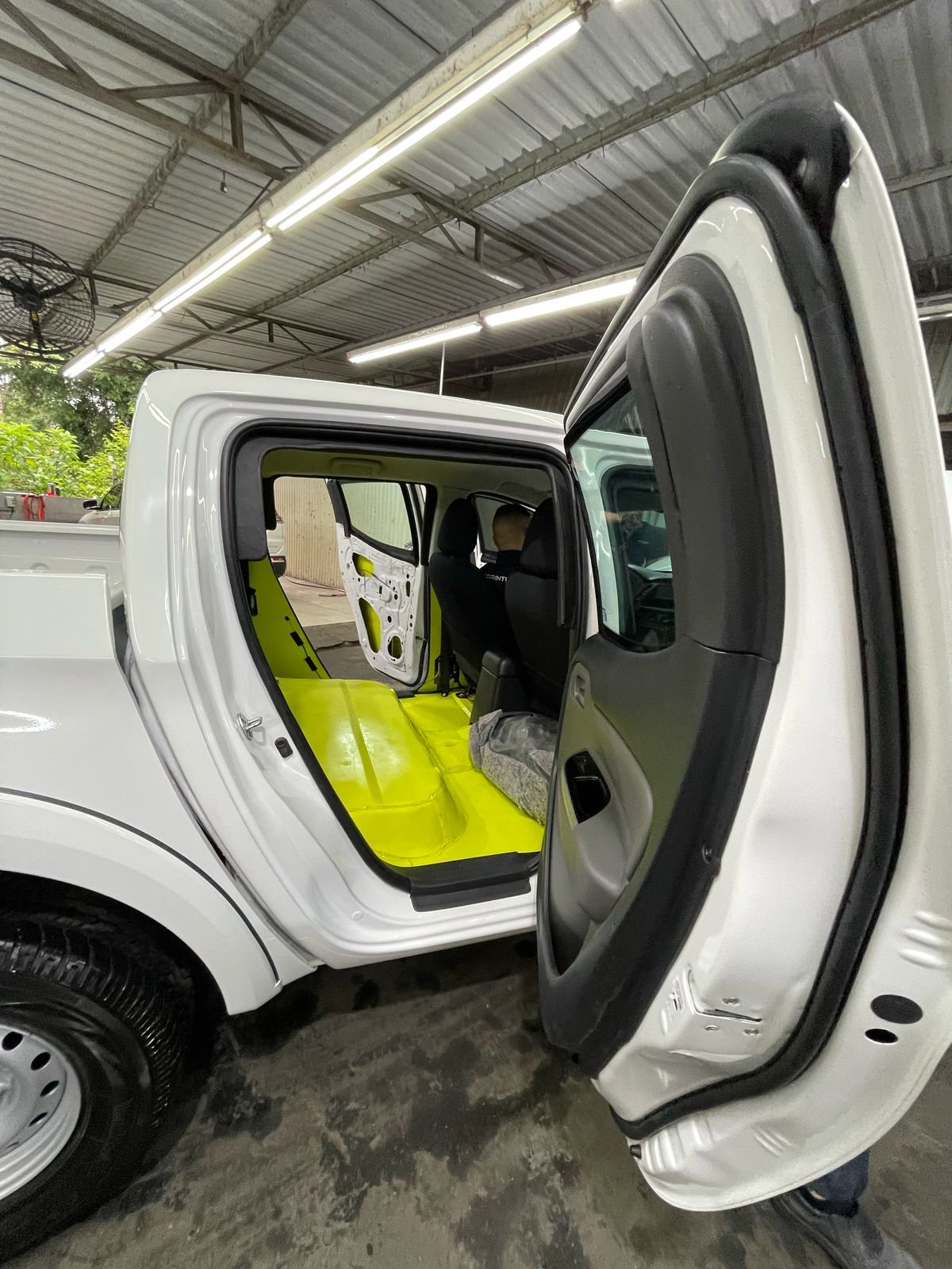 Armored level B6 Mitsubishi L200 (41).jpeg