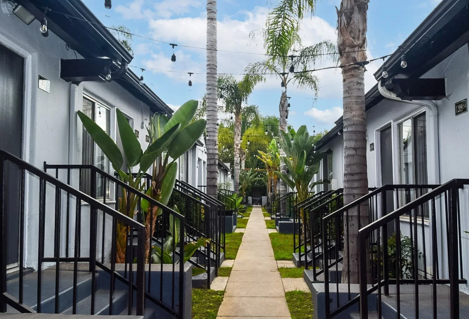 HOV Bungalow Exterior Courtyard