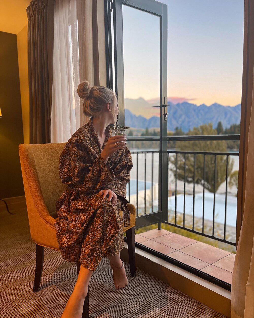 Ad/ My ideal night..

Sitting in a stunning hotel room such as the @hotelstmoritz drink in hand, comfy robe, watching the sunset followed by a warm bath and room service.

Anyone else feeling me right now? Want to join?