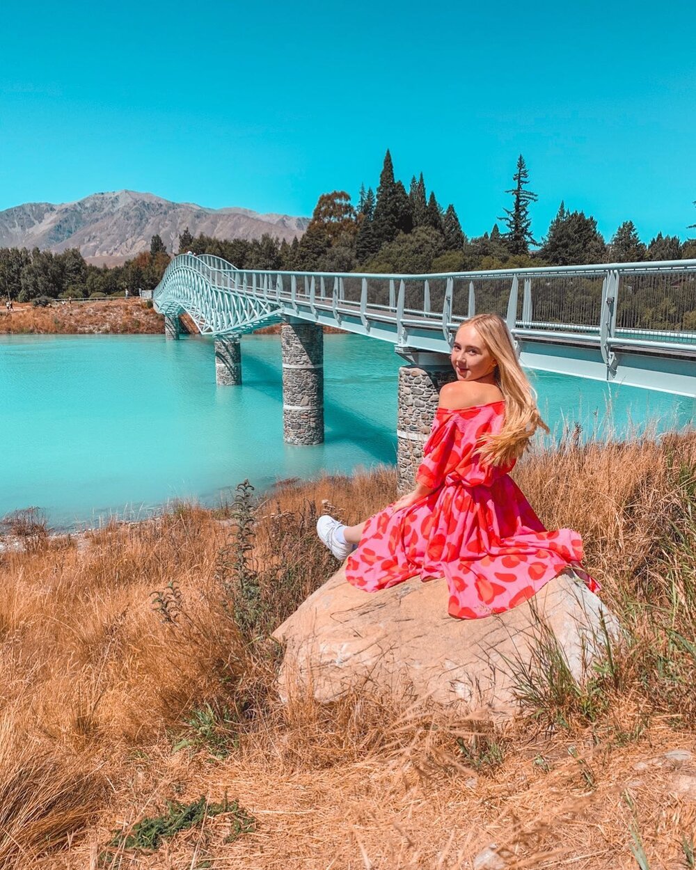 Places like this 🤍

I remember how beautiful the drive was to Lake Tekapo! That morning we had driven from Christchurch to Akaroa and taken the beautiful scenic roads through the South Island ti arrive at Lake Tekapo.

Check out how gorgeous this sp