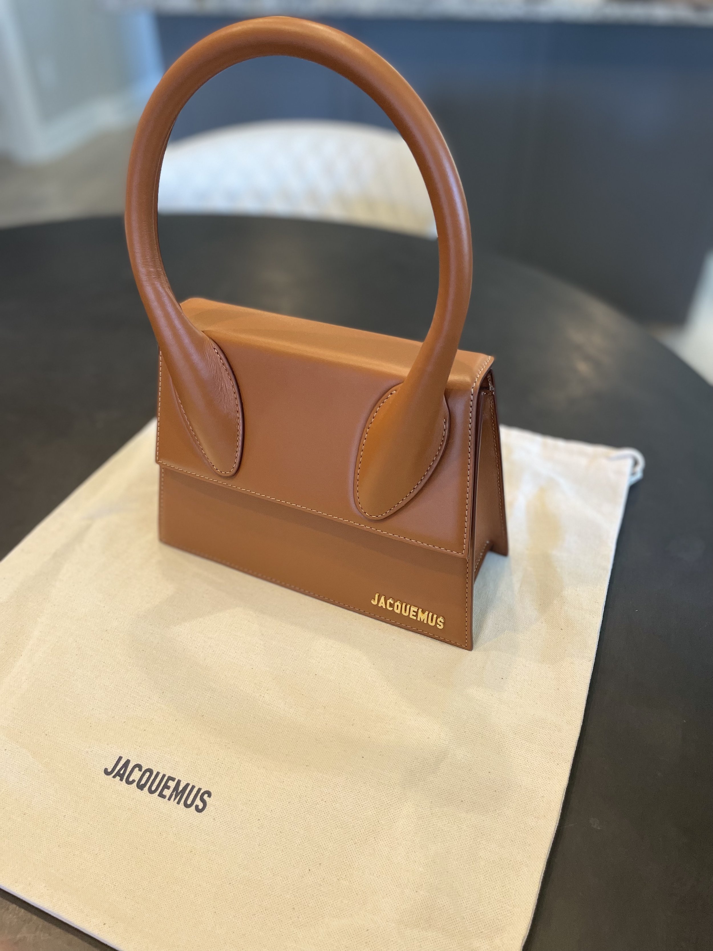 JACQUEMUS BAGS REVIEW: WEAR & TEAR and WHAT FITS - Le Grand