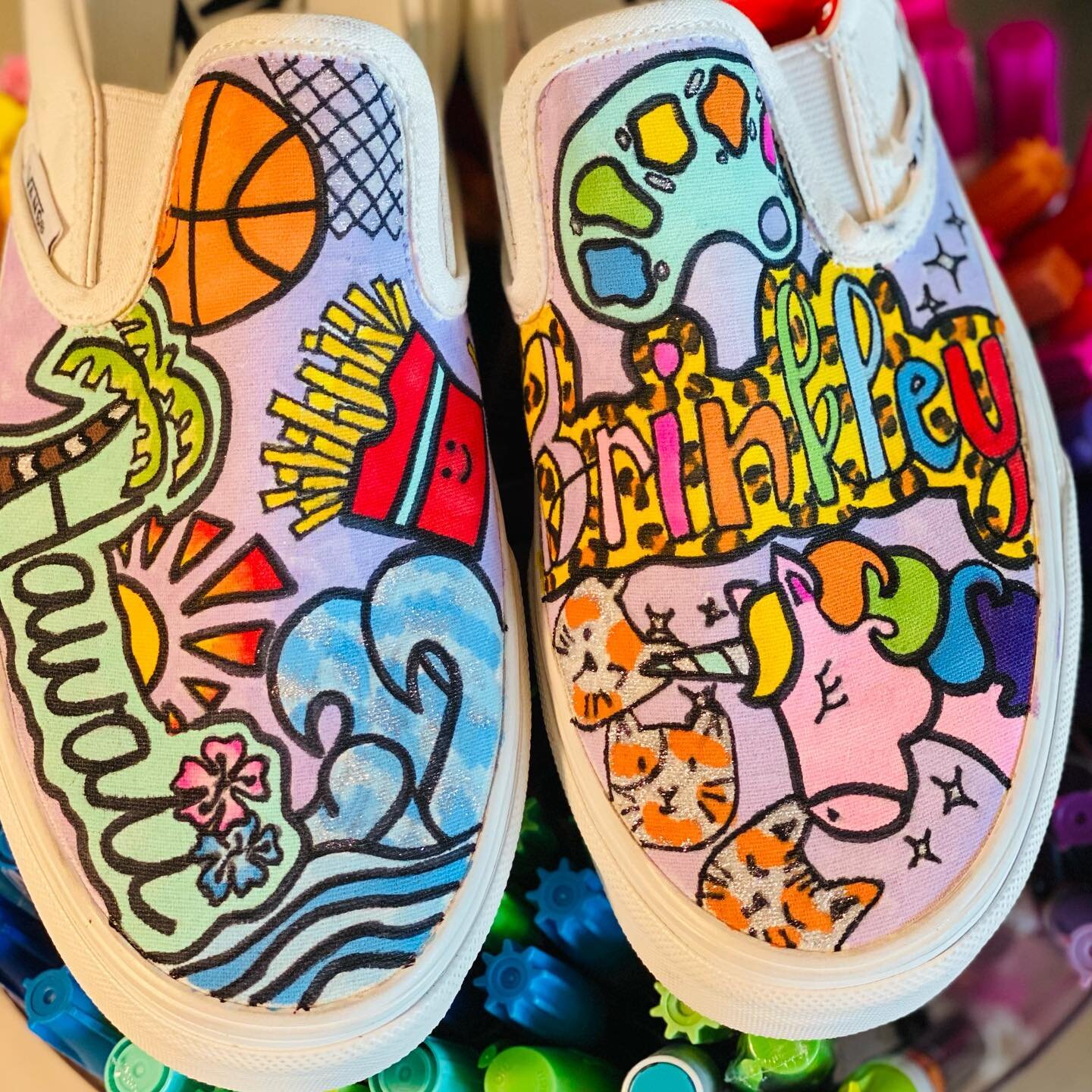 Brink&hellip;I&rsquo;m 💯 sure we should be besties! Art ✔️ fries ✔️ Hawaii&hellip;.BESTIES FOR THE RESTIE! 👯&zwj;♀️ hope you love them sis! 🐠🌈🌴 #customshoes #custom #jordan #shoes #vanstyle #sneakers #customsneakers #customkicks #art #af #sneake