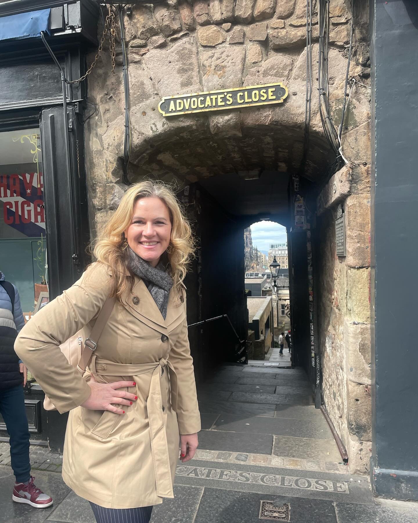 🏰✨ Walking down the historic Royal Mile in Edinburgh is like strolling through the pages of a captivating storybook, each cobblestone whispering tales of bygone eras. Starting from the majestic Edinburgh Castle, perched atop its volcanic rock, the j