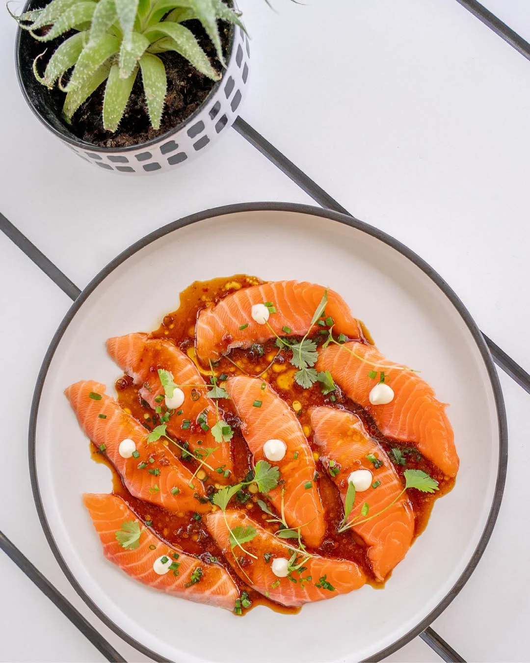 Say hello to our Chilled Salmon Sashimi &ndash; served with red yuzu kosho vinaigrette, chives, and a hint of wasabi mayo. 
Fresh, vibrant, and made for spring - Perfectly paired with a cold glass of Pinot Grigio &ndash; and that waterfront view?

Un