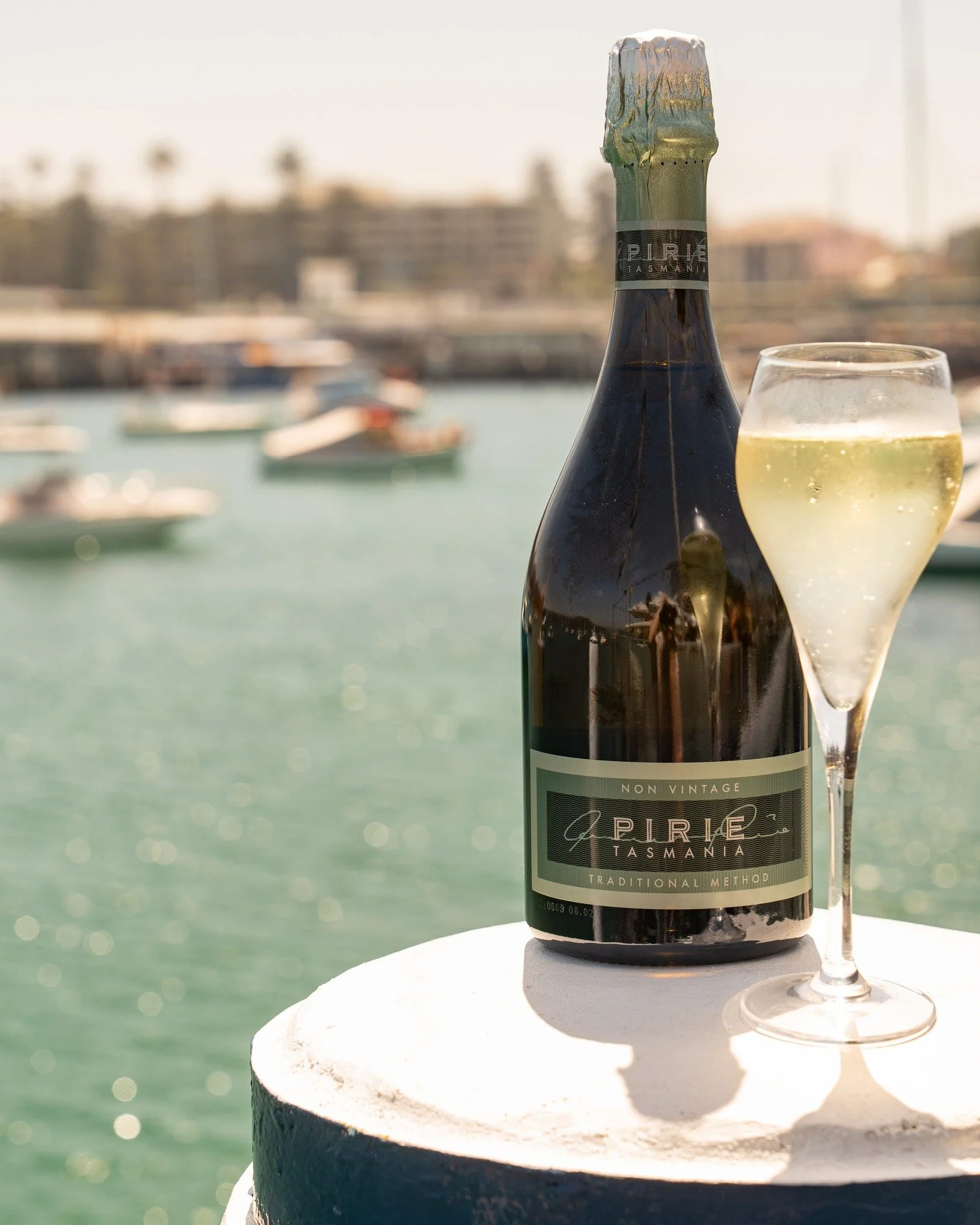 Consider yourself fancy &mdash; with a chilled glass of @pirietasmania Sparkling Chardonnay Pinot Noir in hand. What&rsquo;s not to love?

#ManlySkiff #SydneyDrinks #sparklingwine #drinks #cheers #manlydrinks #weekendvibes