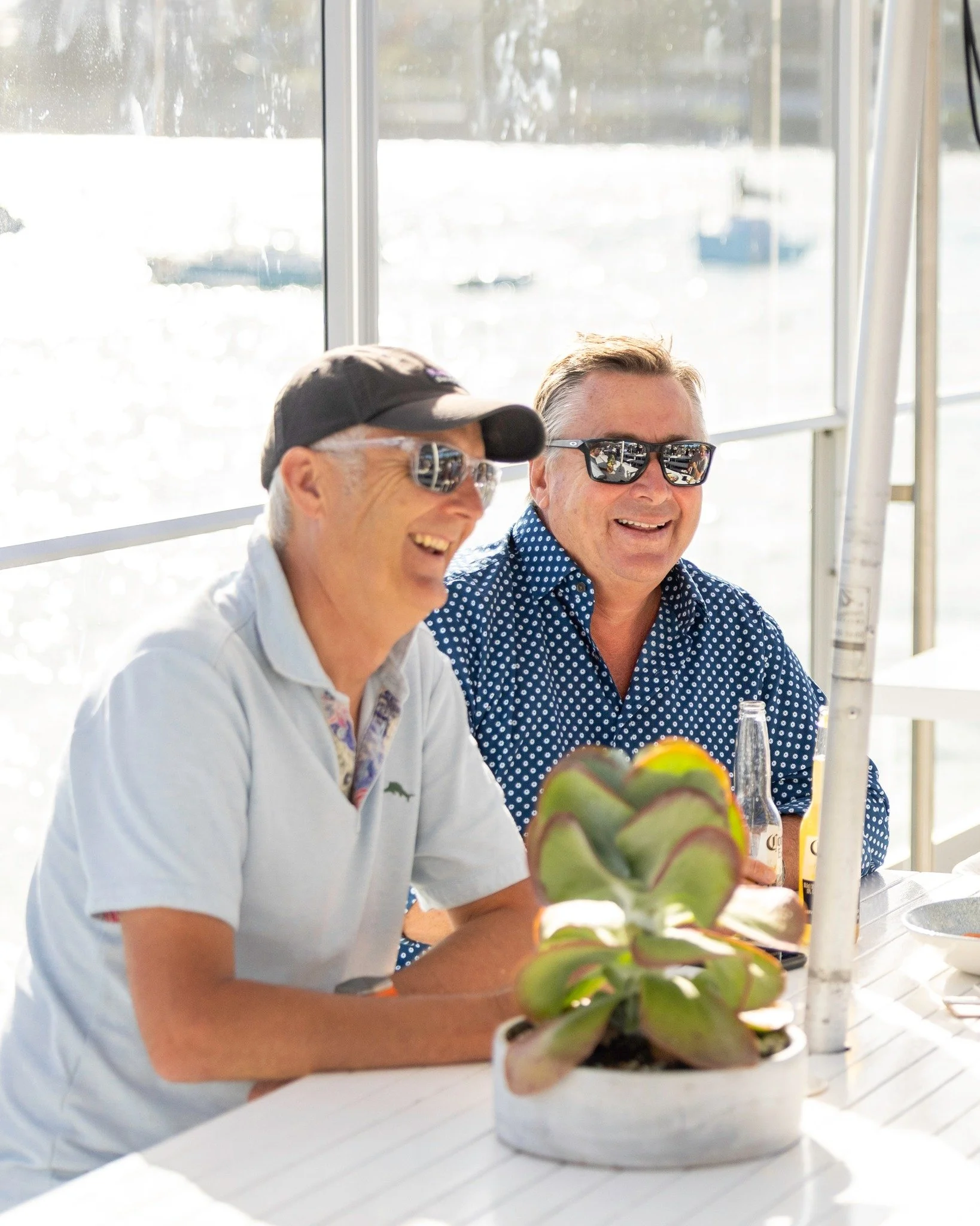 Couple of legends, couple of beers. 🍻

+++

 #friends #mates #sydneydrinks #waterviews #manlydrinks #beers #sydneyharbour #goodvibes #cheers