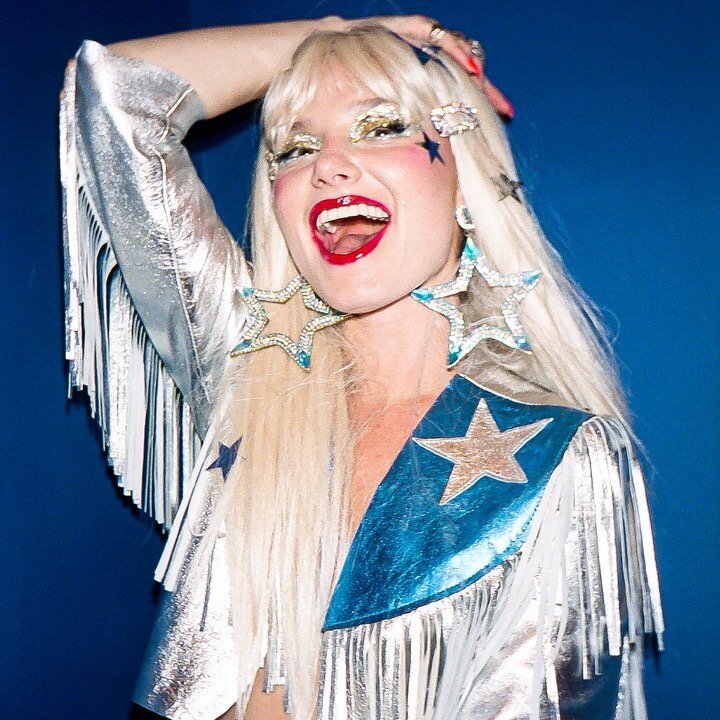 Seeing stars! 💫 Feeling like @dollyparton and @cher made a love baby but added some extra sparkle! 

@discodustlondon X @colourclubhouse 

Shot by @katebones 
MUA @nicmarilyn 
Styling @twinksburnett 

Wearing @sarahbaily @picapicafeathers @bottleblo