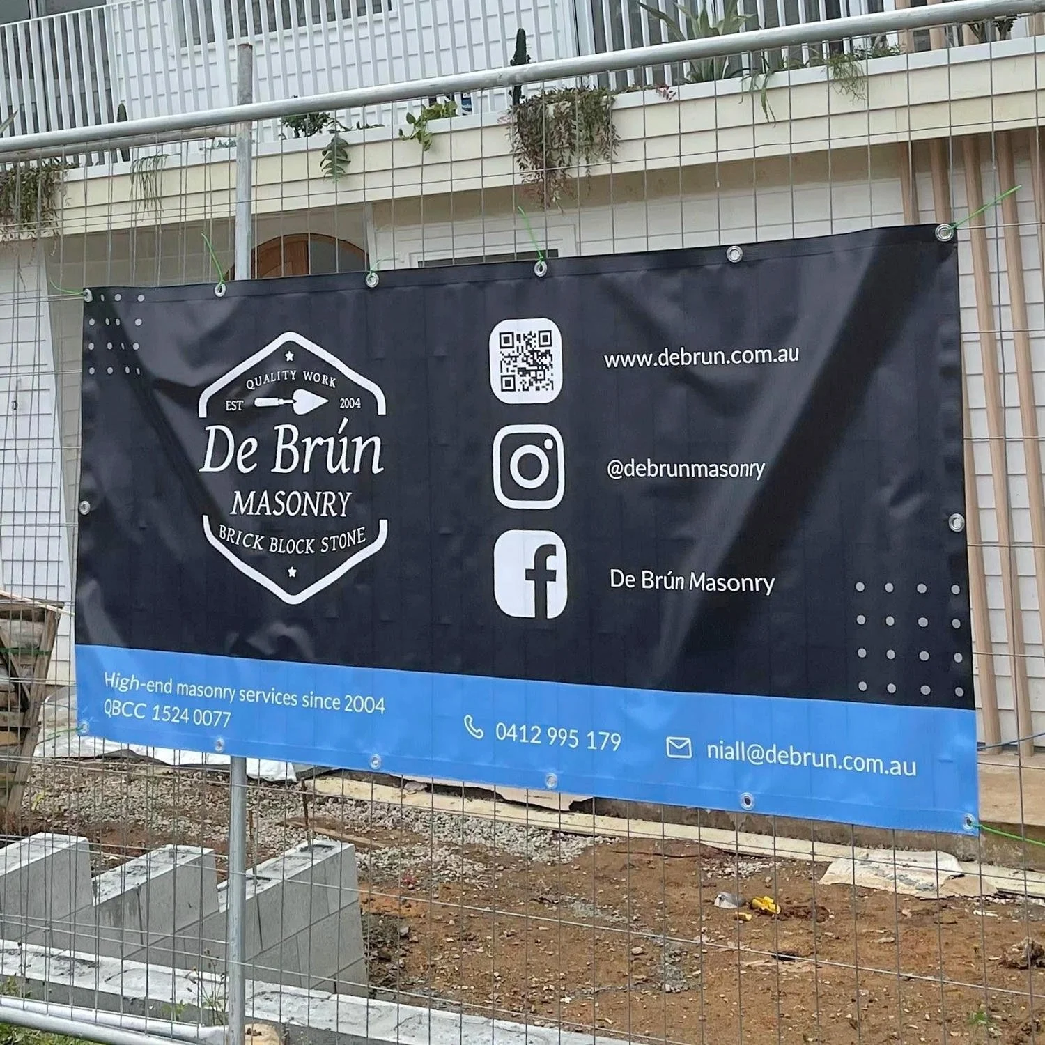 Construction site banner for De Brún Masonry in Brisbane