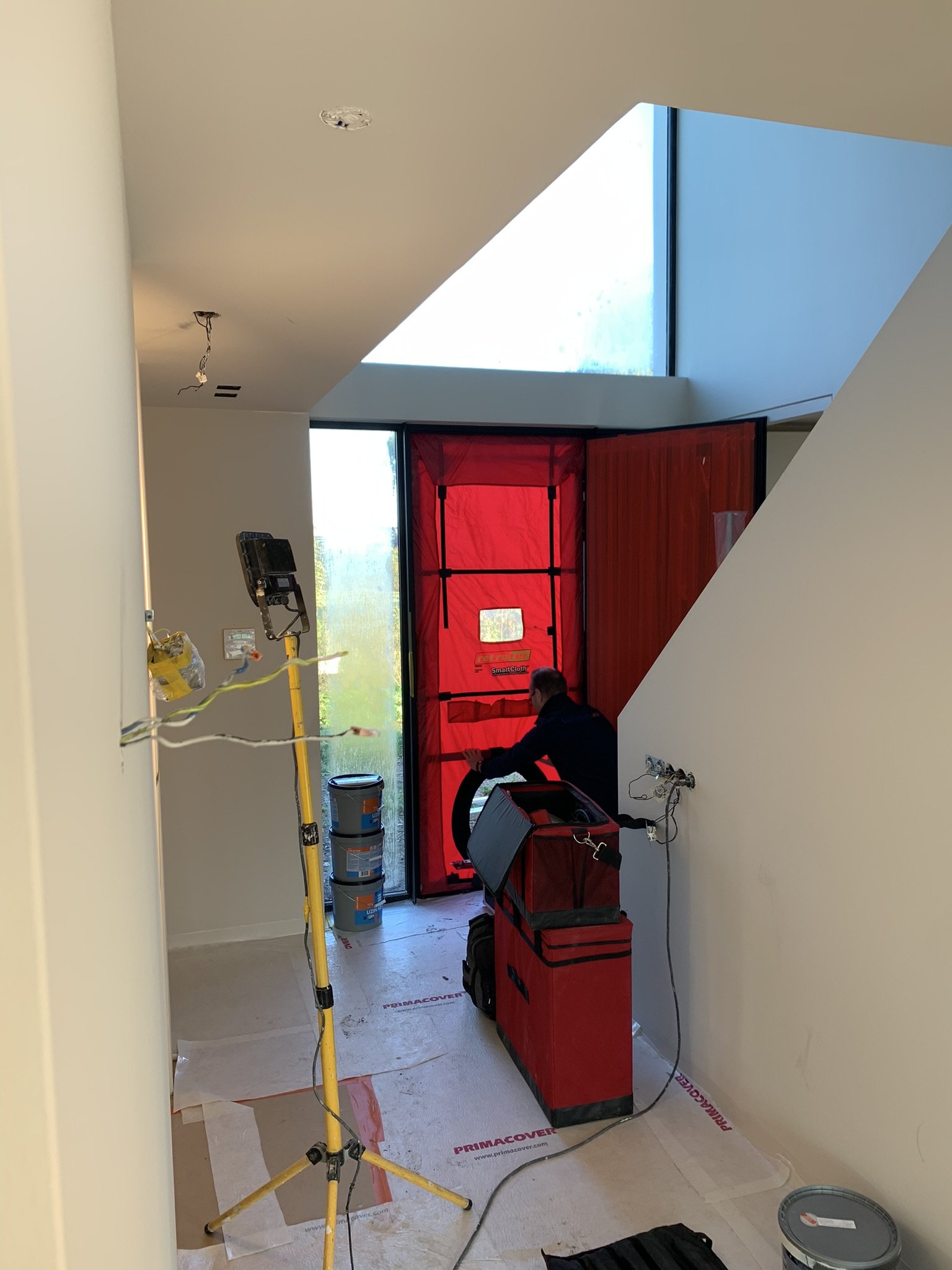 foto van luchtdichtheid meten in nieuwbouwhuis met de blowerdoortest