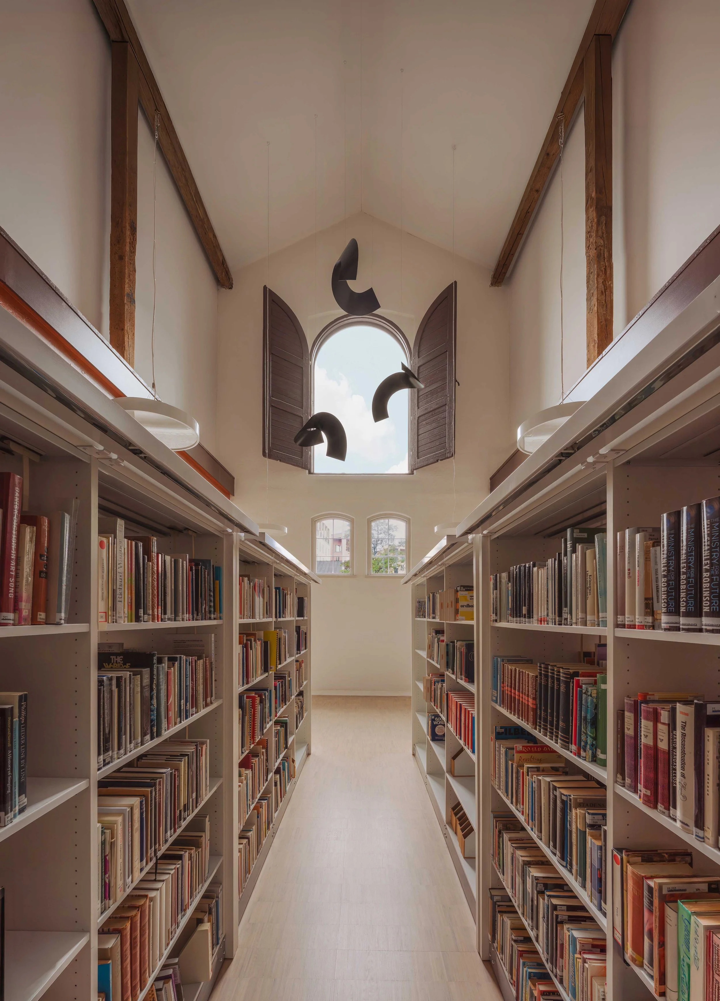 Home.s, hängande skulpturer av Jennie Stolpe i biblioteket på Kungliga Musikhögskolan i Stockholm.