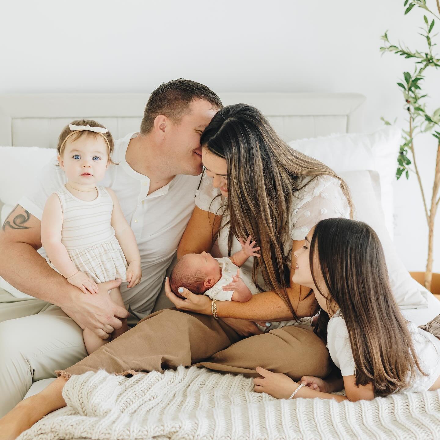 That last pic though 😍

We were so synced up on the aesthetic for this shoot! @beth_harrington brought all the neutral, bright and airy vibes with her. 

Such a beautiful family photoshoot. Still grinning from it ear to ear. I don&rsquo;t do many ne