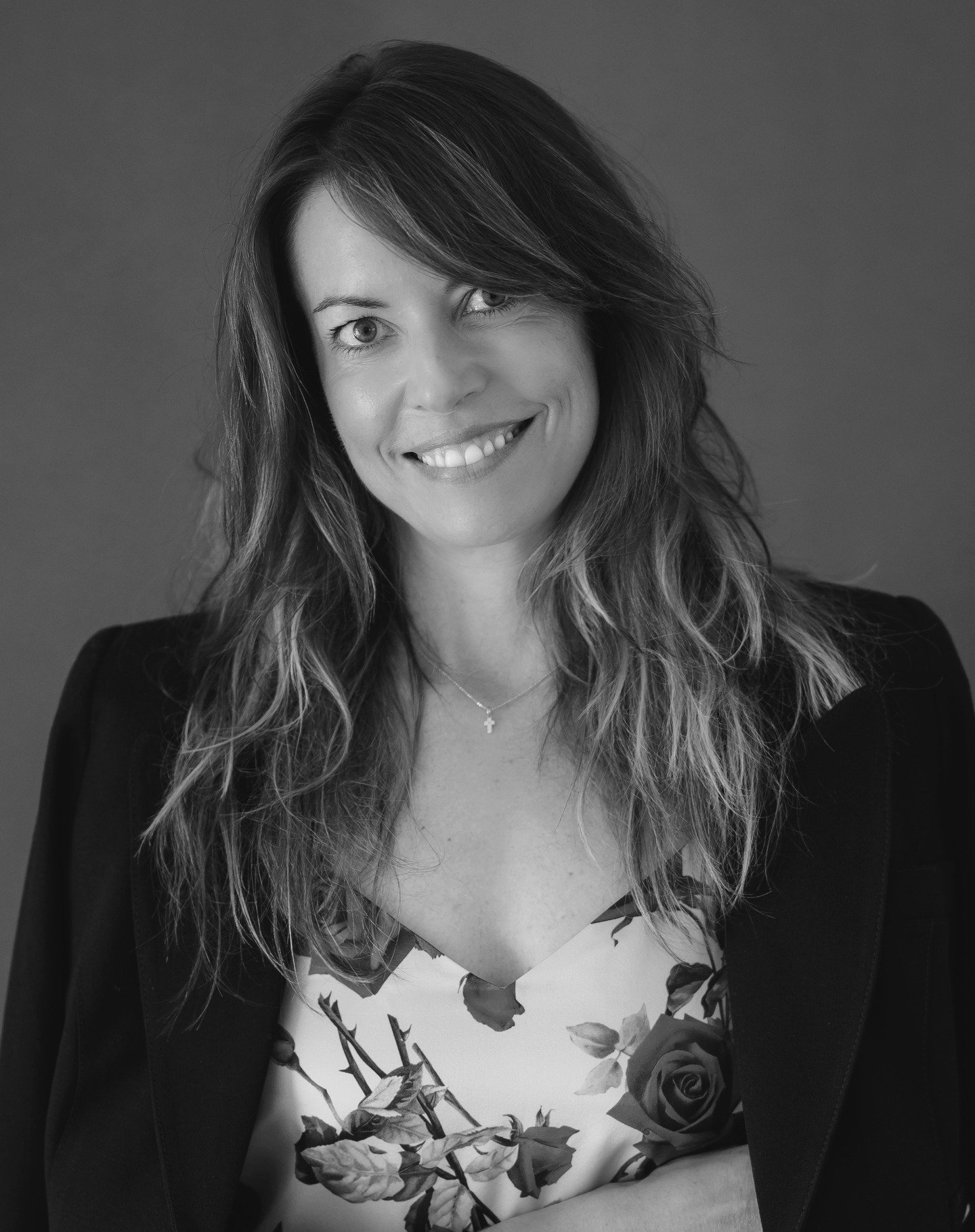 classic, natural light headshots &mdash; with that undeniable spark in your eyes ✨

not the stiff kind. not the corporate template. i&rsquo;m talking about photos that feel like you &mdash; grounded, confident, magnetic.

whether you&rsquo;re pivotin