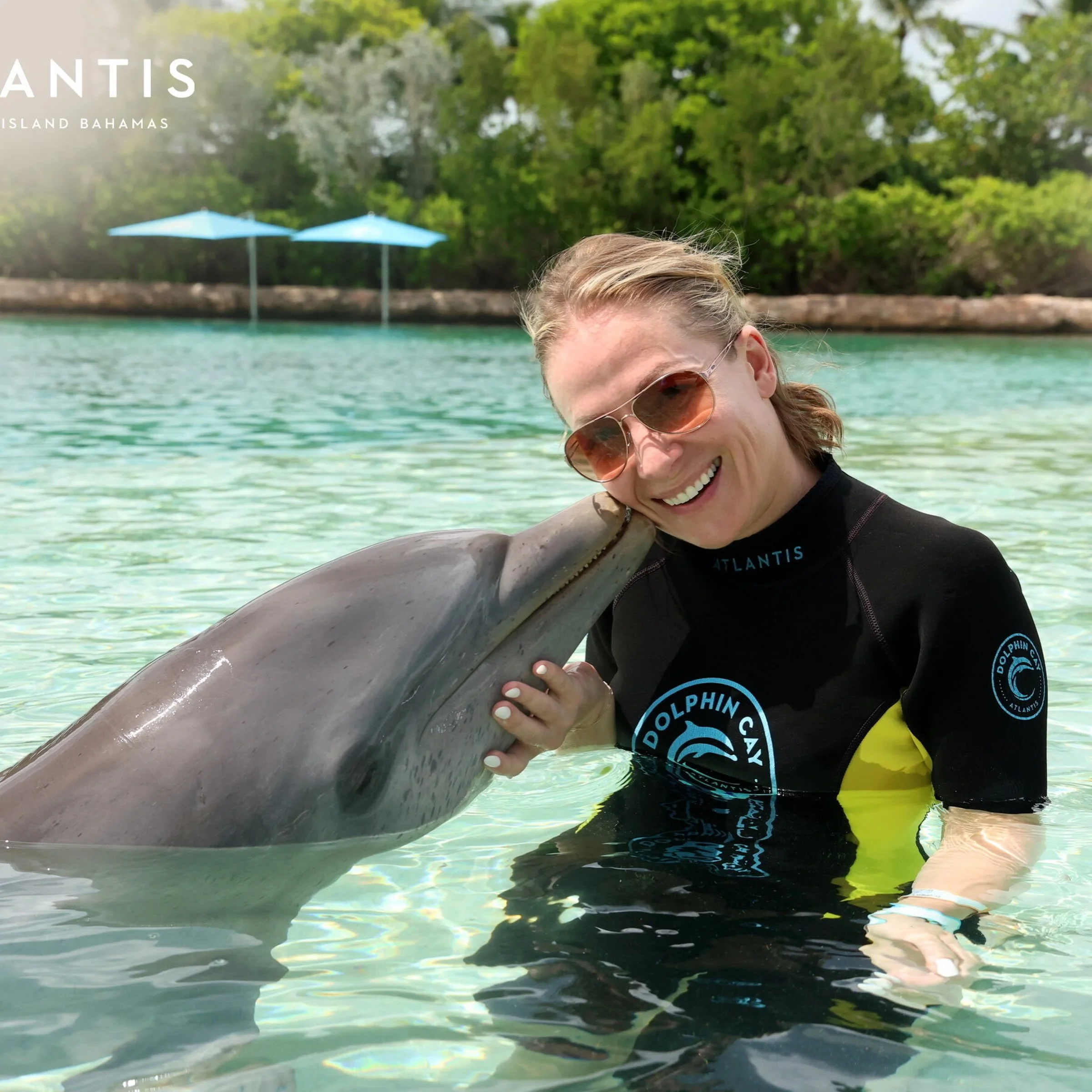One of the main reasons we wanted to stay at @atlantisbahamas this time was to meet and play with the dolphins 🐬 and we did just that!! Thank you to Magaro, our sweet girl, to treat us to kisses, belly rubs and high fives 🙌