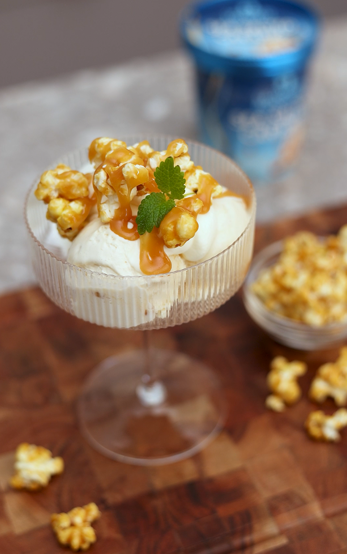 Sundae med karamelliserade popcorn