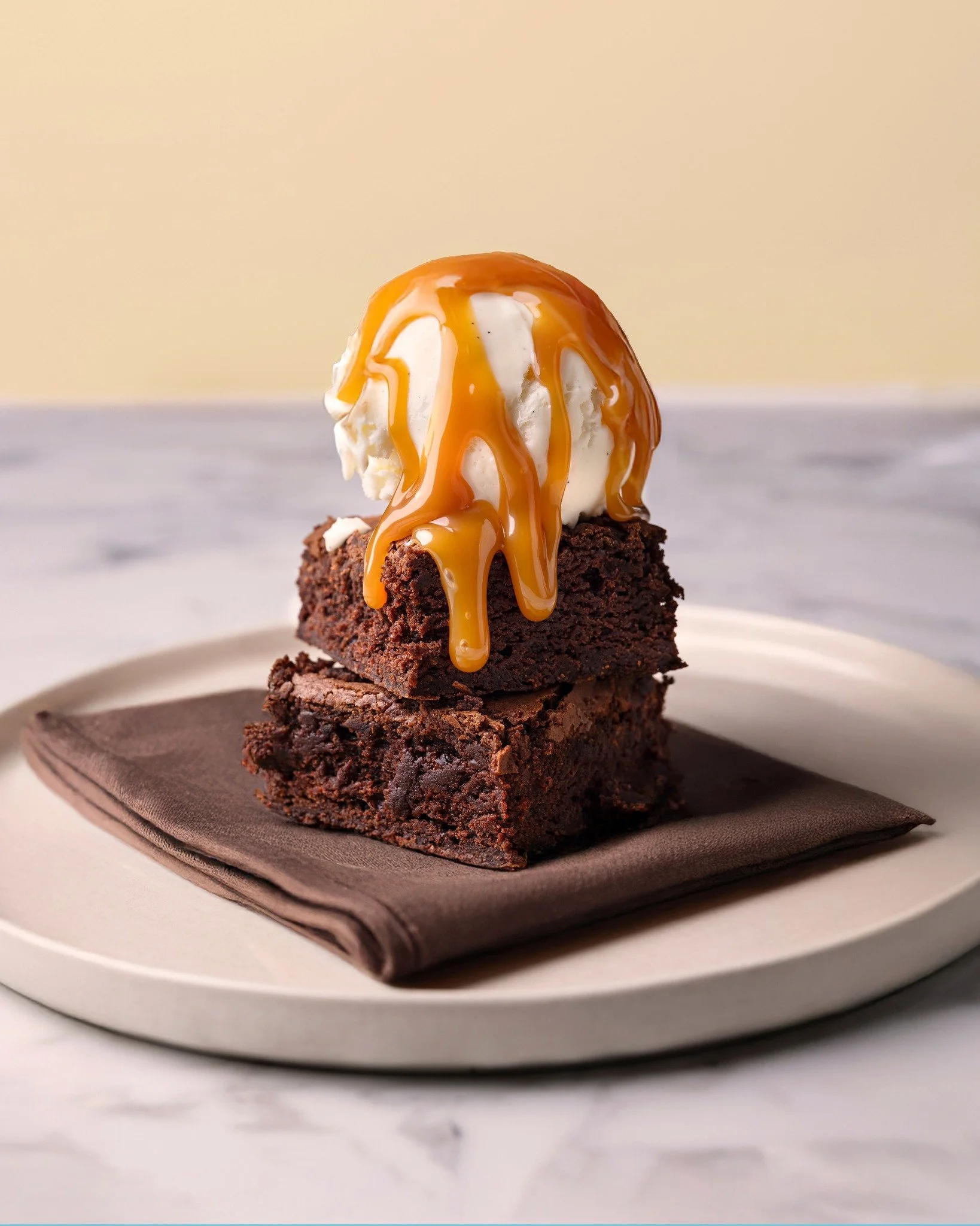 Brownie, paj, grillad ananas &ndash; allt blir b&auml;ttre med en kula Italiensk Vanilj. #lejonetochbj&ouml;rnen #svensksuperpremiumglass #v&auml;rdattdela #dessert