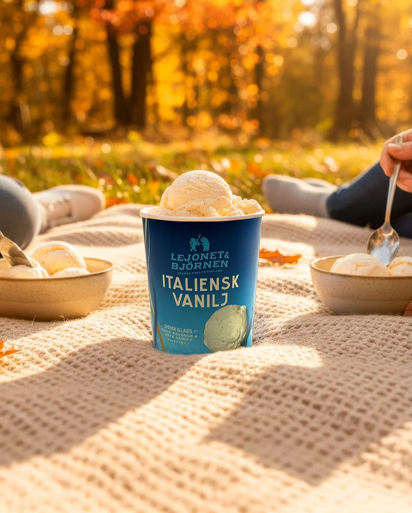 ☀️🍨 Oktober har bjudit p&aring; flera soliga stunder - vem har du glassat med? Dela g&auml;rna din b&auml;sta glasstund med oss. 📸 Anv&auml;nd #lejonetochbj&ouml;rnen #svensksuperpremiumglass &amp; #v&auml;rdattdela