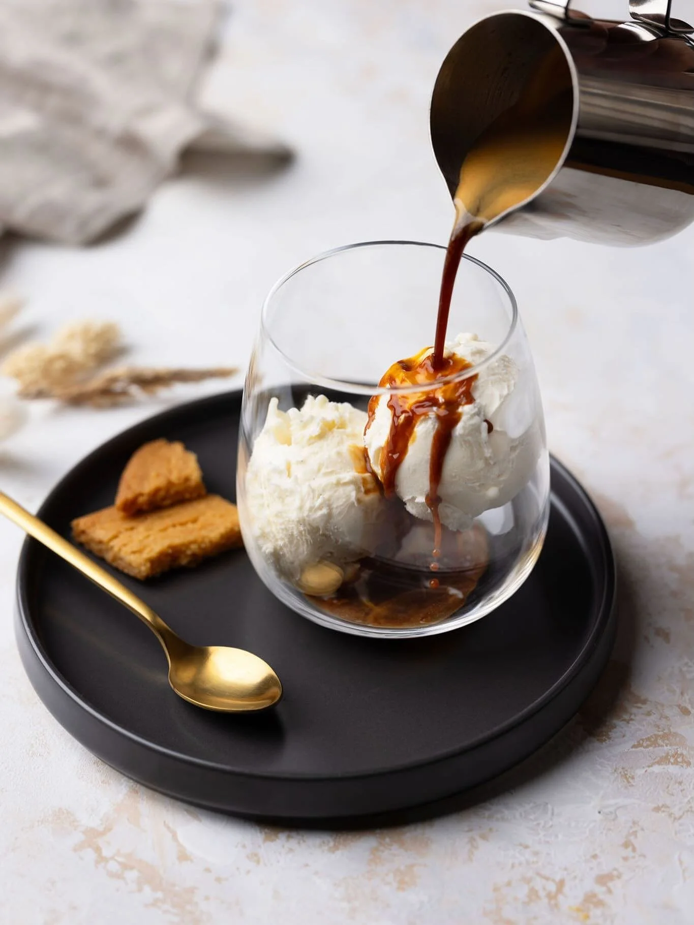 L&auml;ttlagat. Lyxigt. Ljuvligt. #lejonetochbj&ouml;rnen #svensksuperpremiumglass #v&auml;rdattdela #dessert #affogato