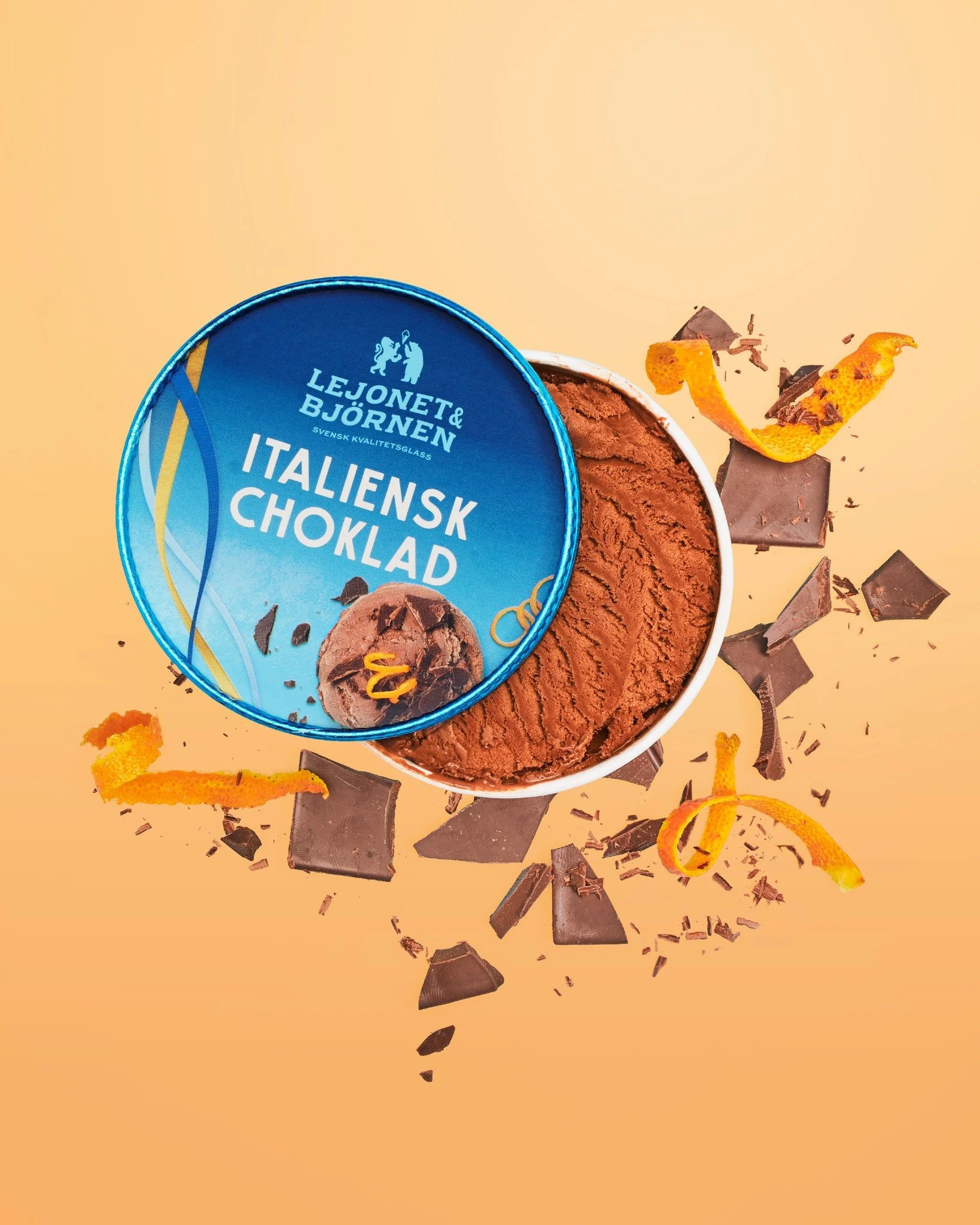 Det h&auml;r &auml;r dr&ouml;mmen f&ouml;r choklad&auml;lskare, med m&ouml;rk choklad fr&aring;n @malmochokladfabrik och en touch av apelsin. #lejonetochbj&ouml;rnen #svensksuperpremiumglass #v&auml;rdattdela #malm&ouml;chokladfabrik