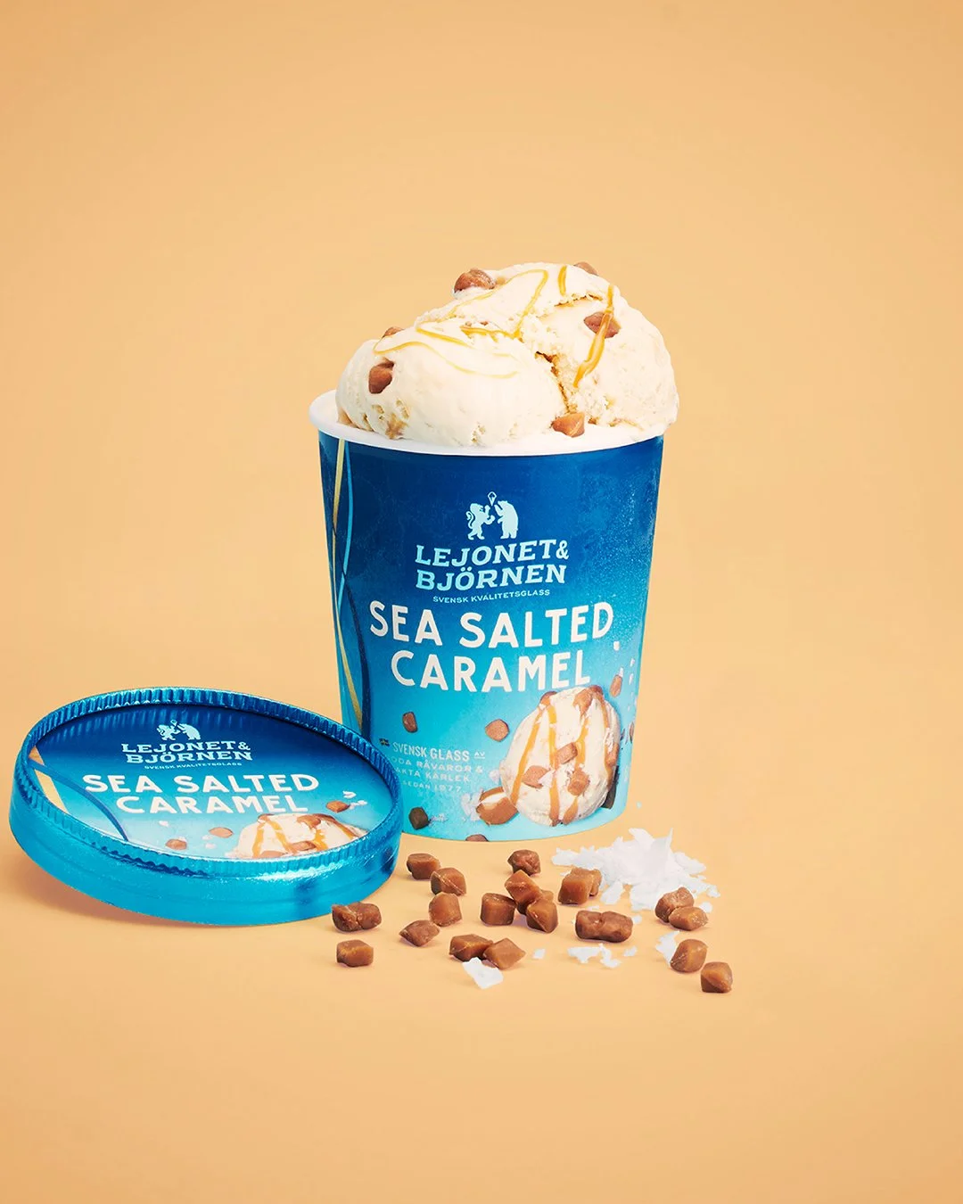 Sea Salted Caramel passar f&ouml;r livets alla stunder. Kr&auml;mig kolaglass med havssalt, fudgebitar och len kolas&aring;s har gjort den till v&aring;r mest &auml;lskade glass sedan 2014. Har du smakat &auml;n? #lejonetochbj&ouml;rnen #svensksuperp