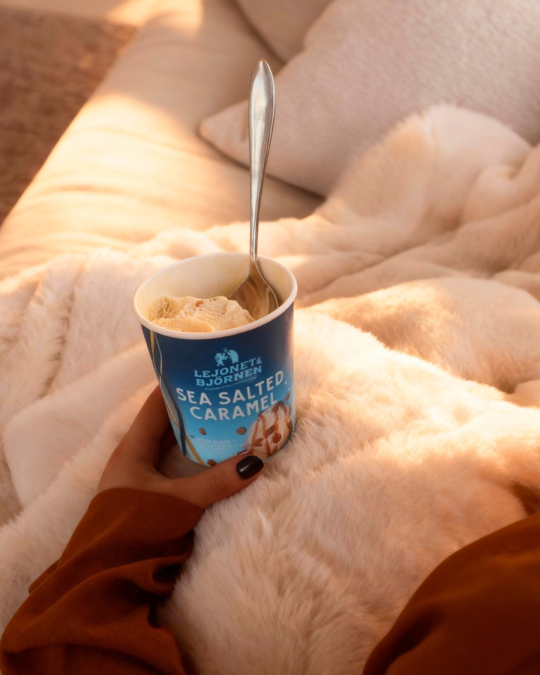 Alla stunder blir ljuvligare med Sea Salted Caramel. #lejonetochbj&ouml;rnen #svensksuperpremiumglass #v&auml;rdattdela