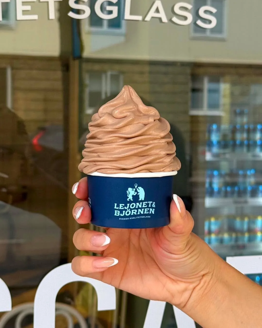 NYHET: Chokladmjukglass!🍦🍫 V&auml;lj mellan choklad eller choklad/vaniljswirl &ndash; vilken blir din favorit?

📍Du hittar den p&aring; v&aring;r Coldspot p&aring; Danska v&auml;gen i G&ouml;teborg.

#lejonetochbj&ouml;rnen #svensksuperpremiumglas