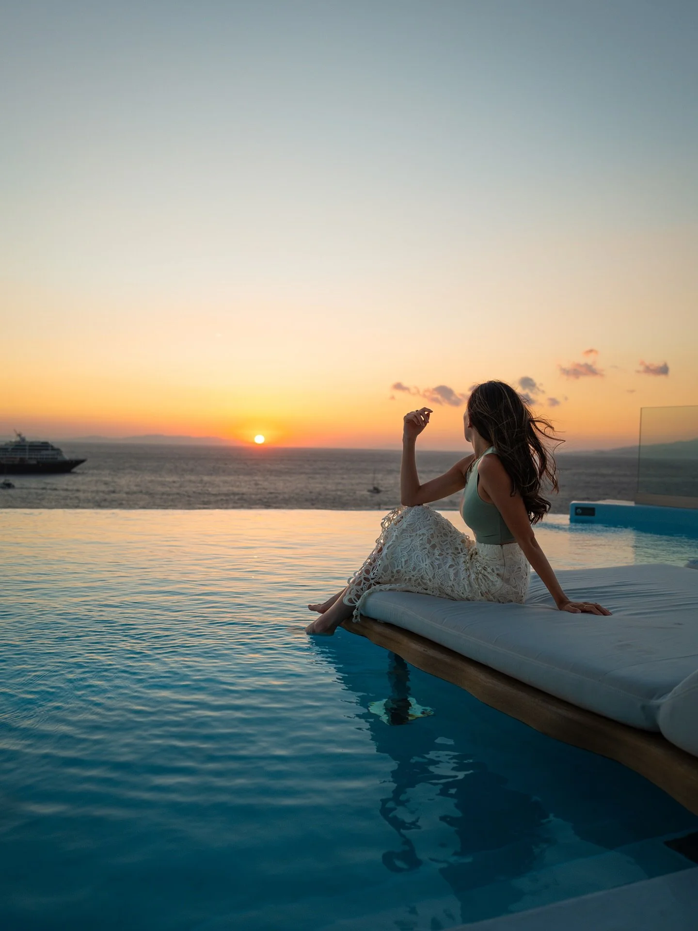 Obsessed with the architecture @cavotagoomykonos. 

This hotel has over 100 rooms, and they are all different, but between the main pool, the hallways, and the cave room, the architecture makes for some really fun photos. 

Can&rsquo;t believe it&rsq