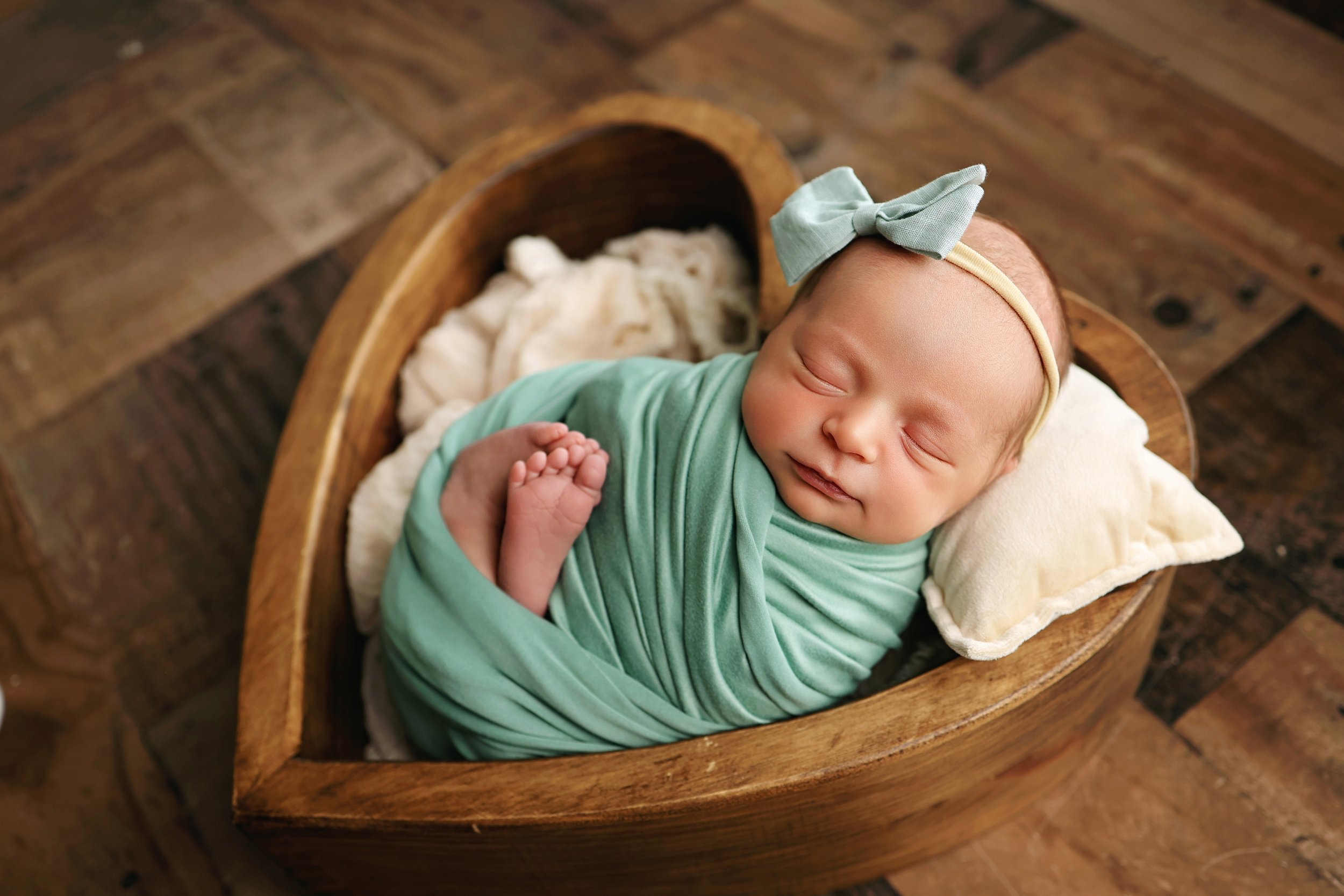 southern-illinois-newbonr-photography-baby-in-heart-bowl.jpg
