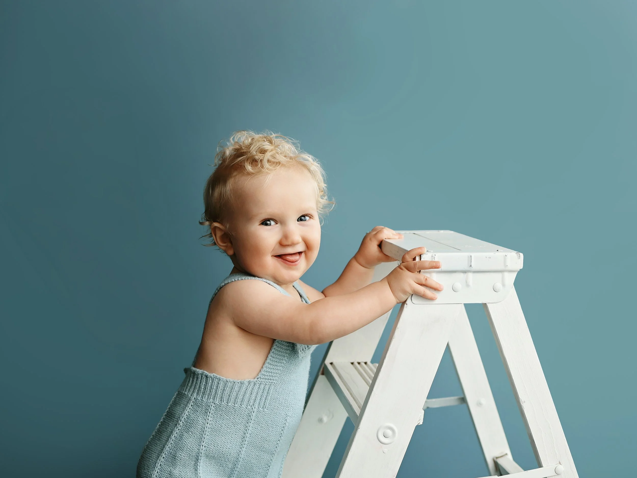 baby-milestone-photography-dusty-blue-backgroun.jpg