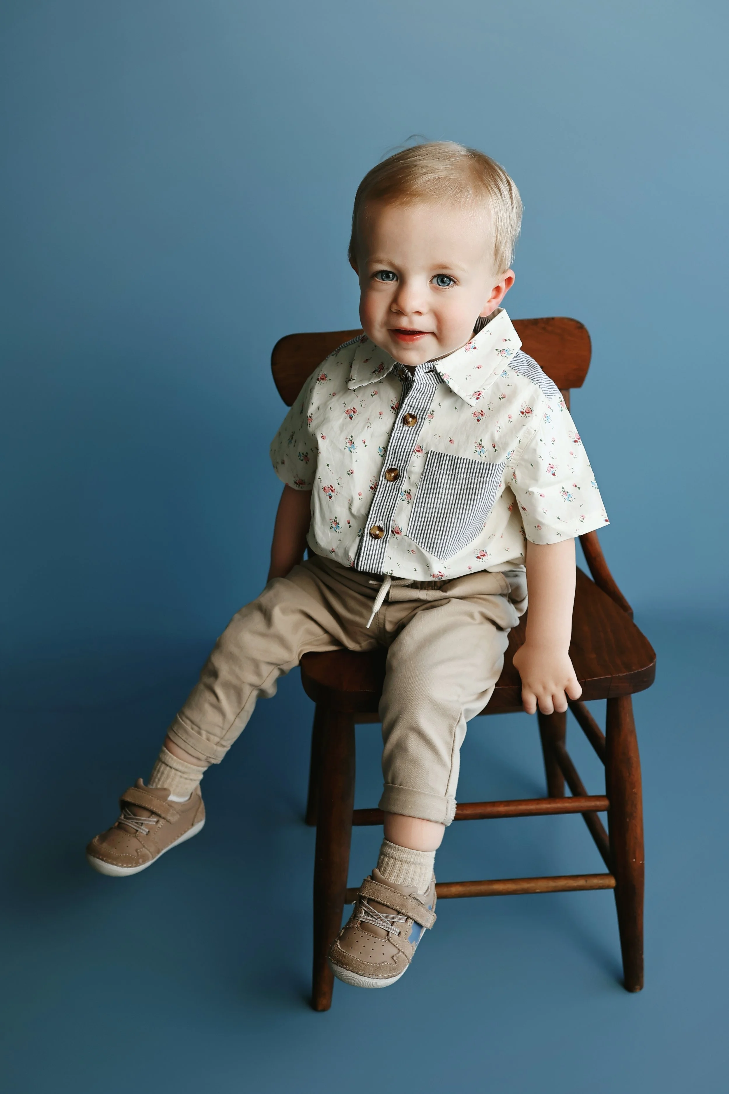 child-photography-dusty-blue-background-southern-illinois.jpg