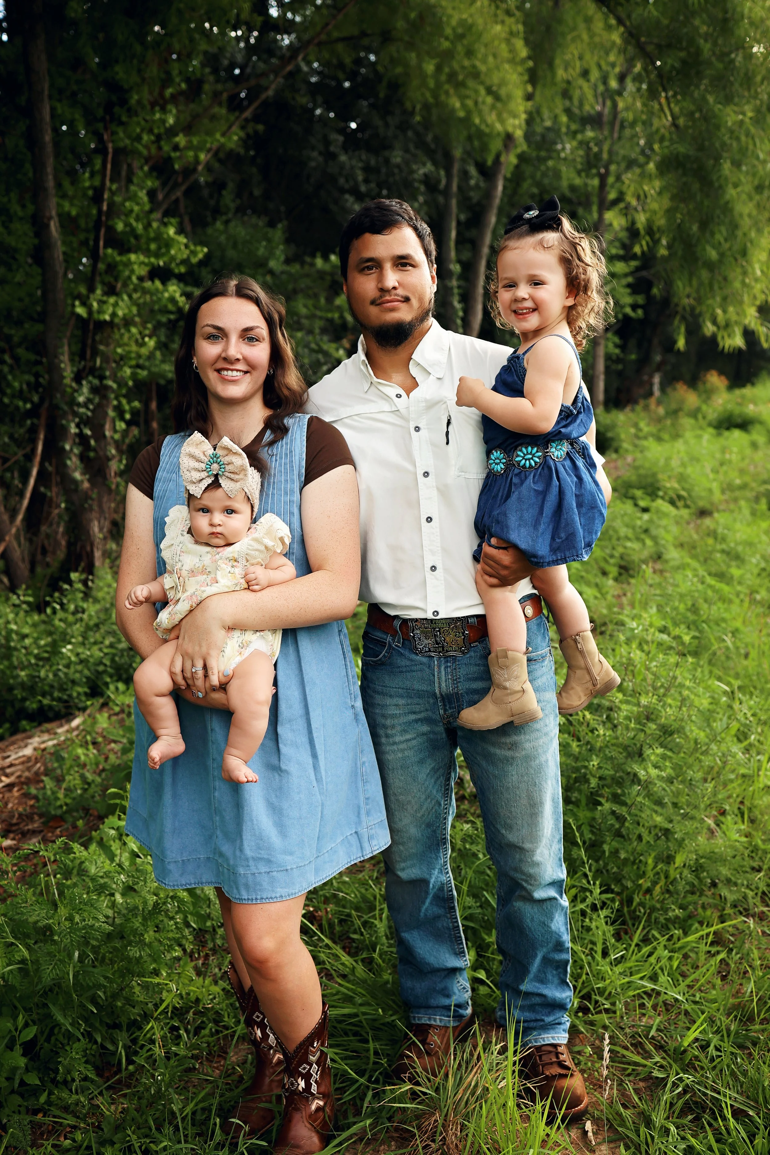 outdoor-family-photo-session-walnut-hill-illinois.jpg