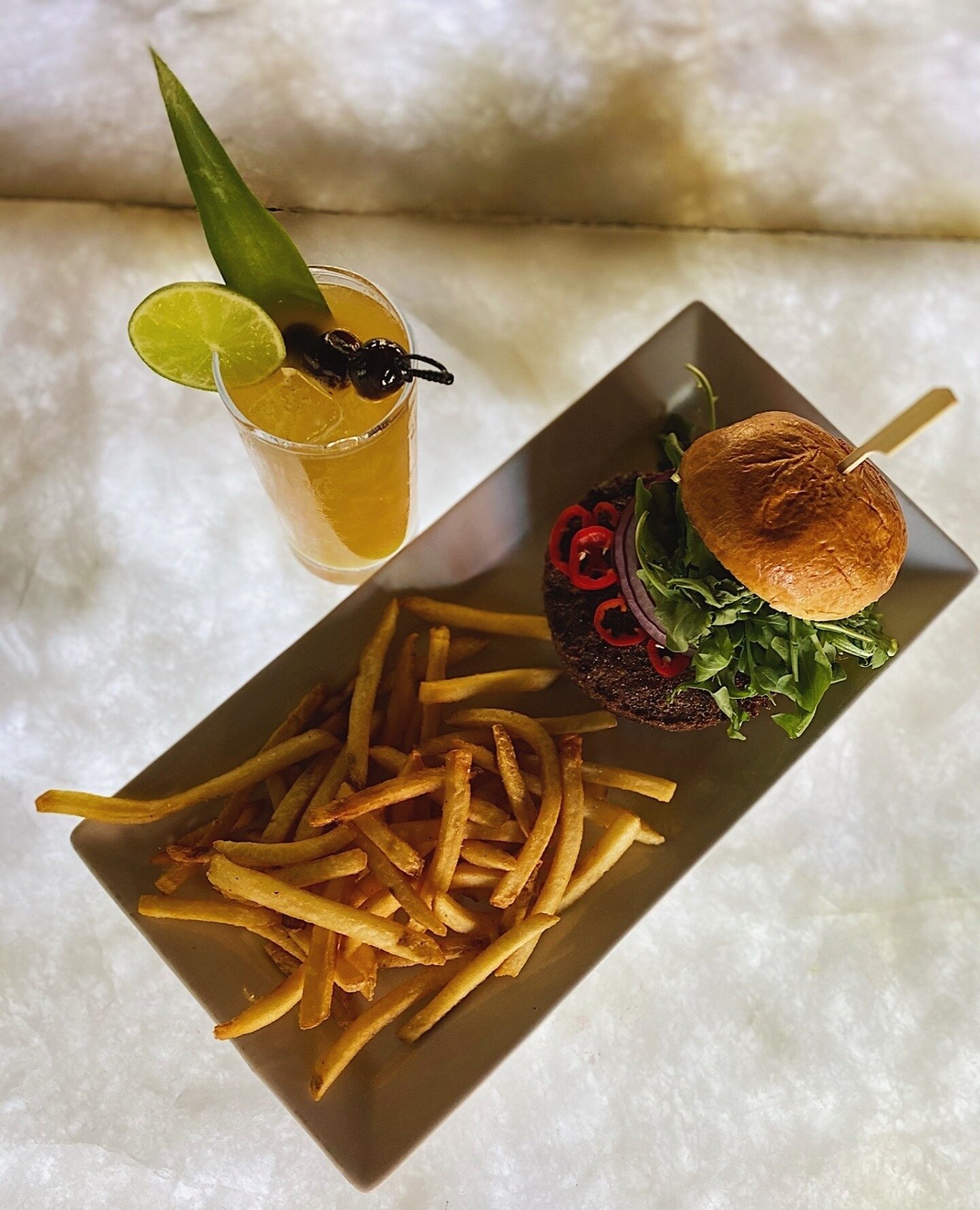 So everyone knows about Margarita Monday and Taco Tuesday...but what about Hamburger Humpday?🍔🍹⁠
⁠
It should totally be a thing...especially when it looks like this.⁠
⁠
#socialtap #eatdrinkbesocial