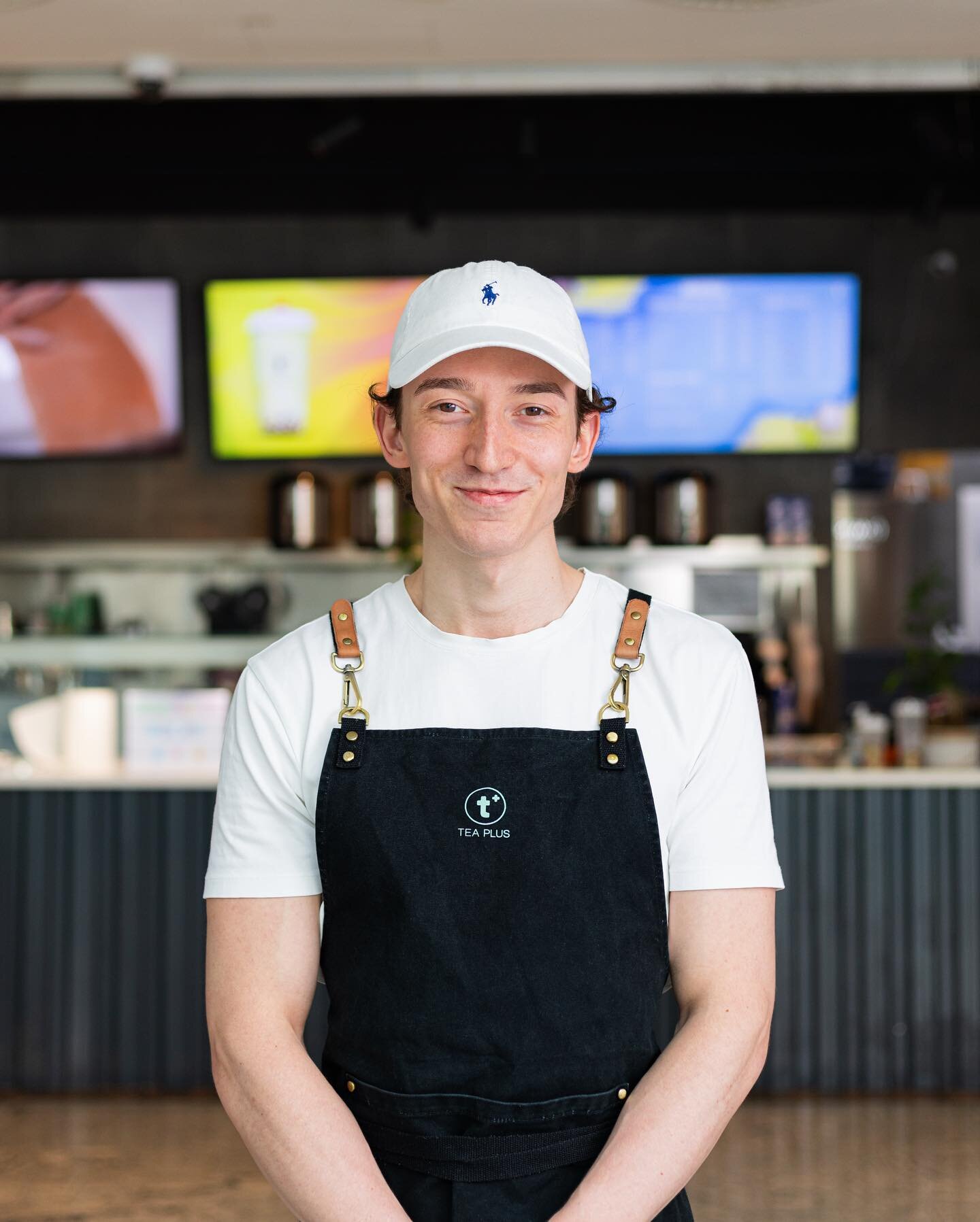 Das ist Moritz, unser Filialleiter der Filiale Millennium City 🤍 Durch seine langj&auml;hrige Erfahrung kann er dir sicher einige Fakten &uuml;ber Bubble Tea erz&auml;hlen die du noch nicht wusstest🤓

P.s: Das gesamte Tea Plus Team w&uuml;nscht all